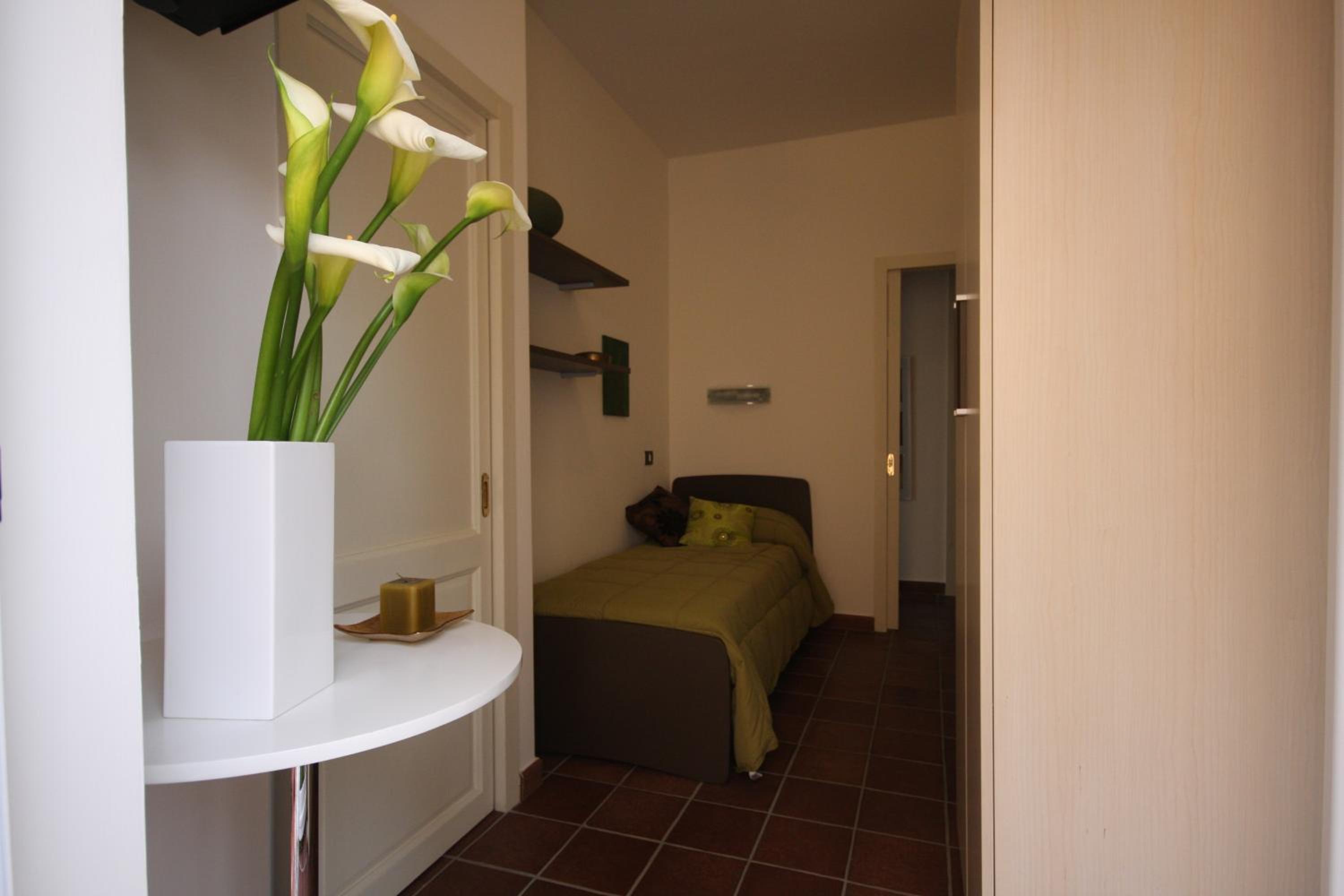 Single Room with Private Bathroom photo 1