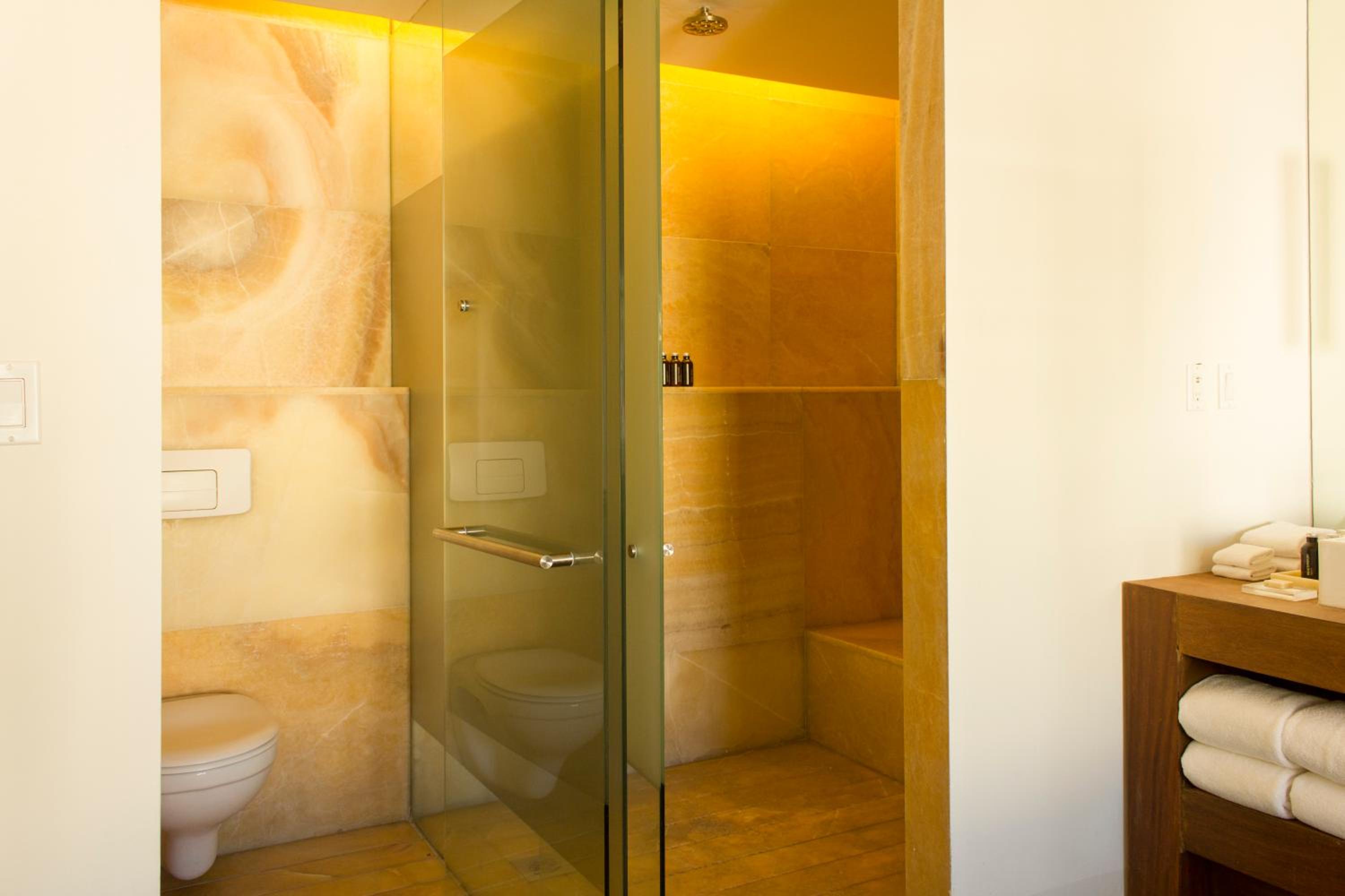 Corner Suite - Photo 5