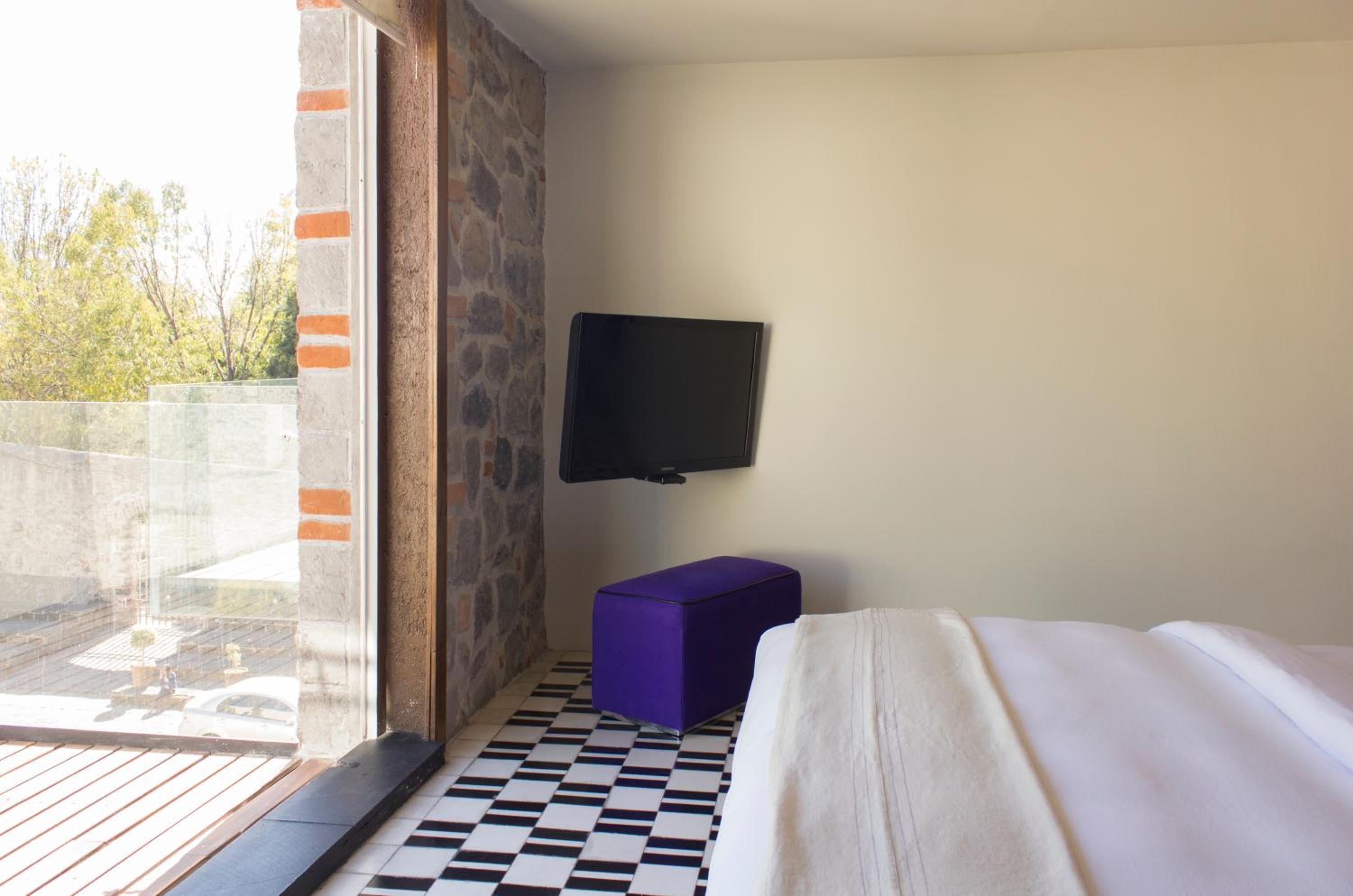 Corner Suite with Balcony - Photo 4