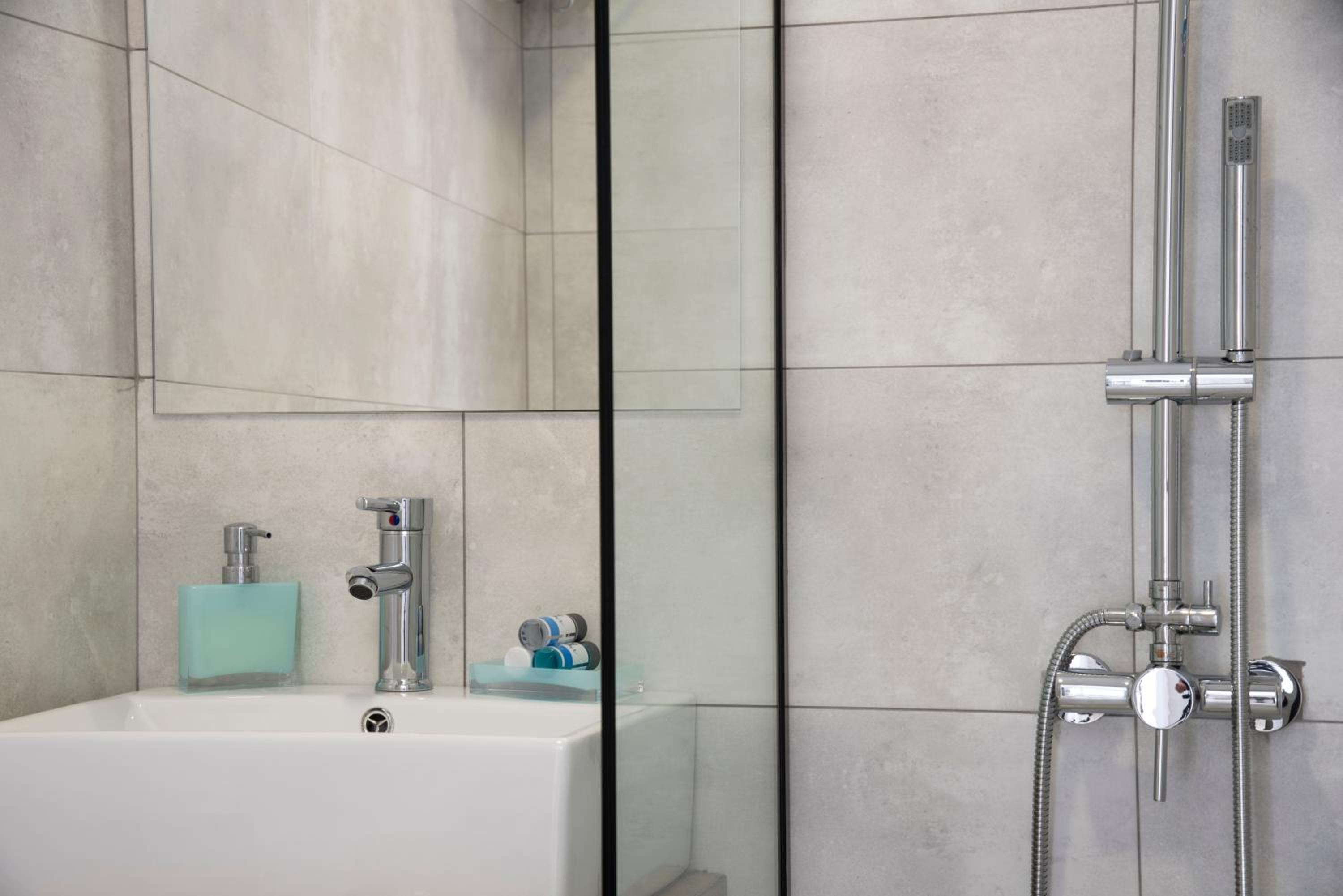 Double or Twin Room with Sea View - Photo 4
