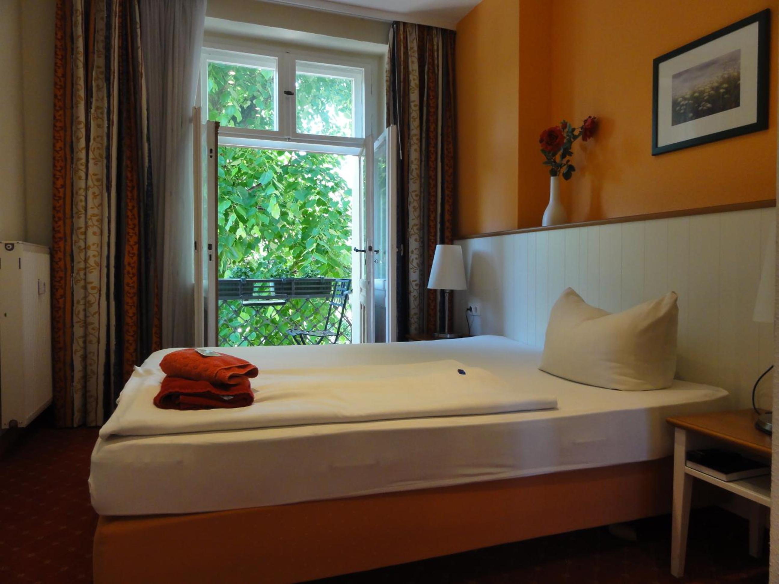 Double Room - Photo 12