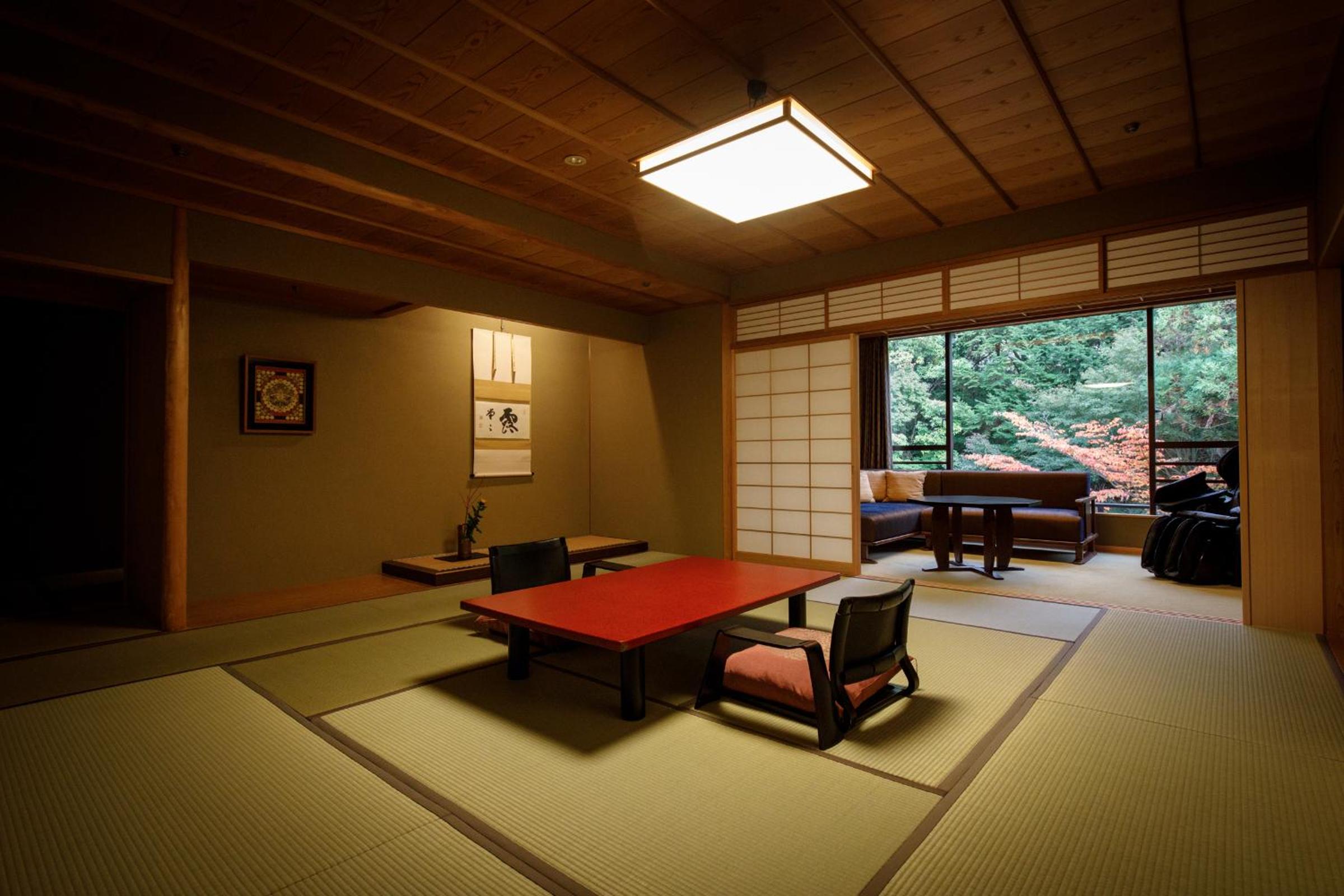 日式开放式浴室客房 - 吸烟(近泉)餐厅提供餐饮