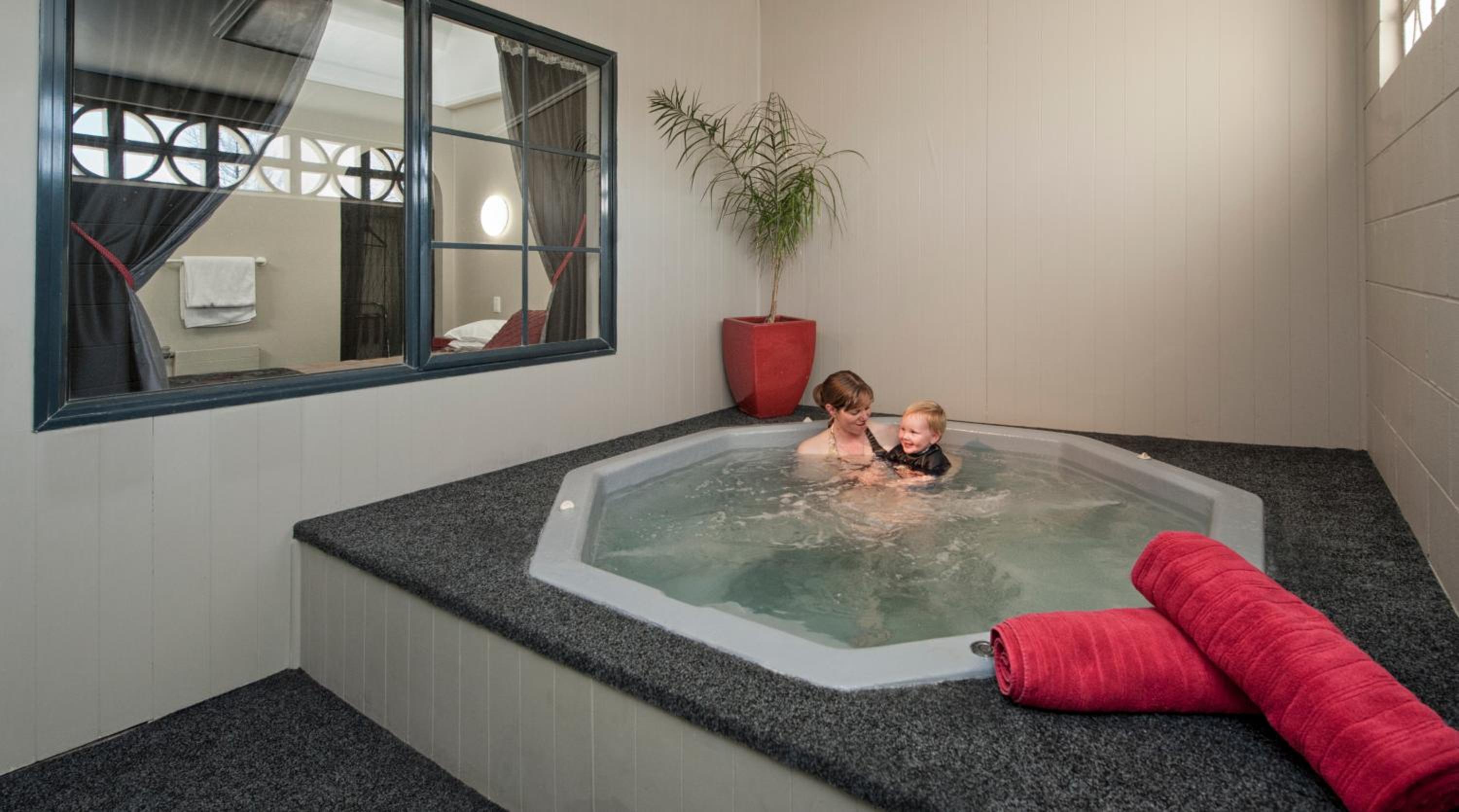 One-Bedroom Apartment with Hot Tub - Photo 7