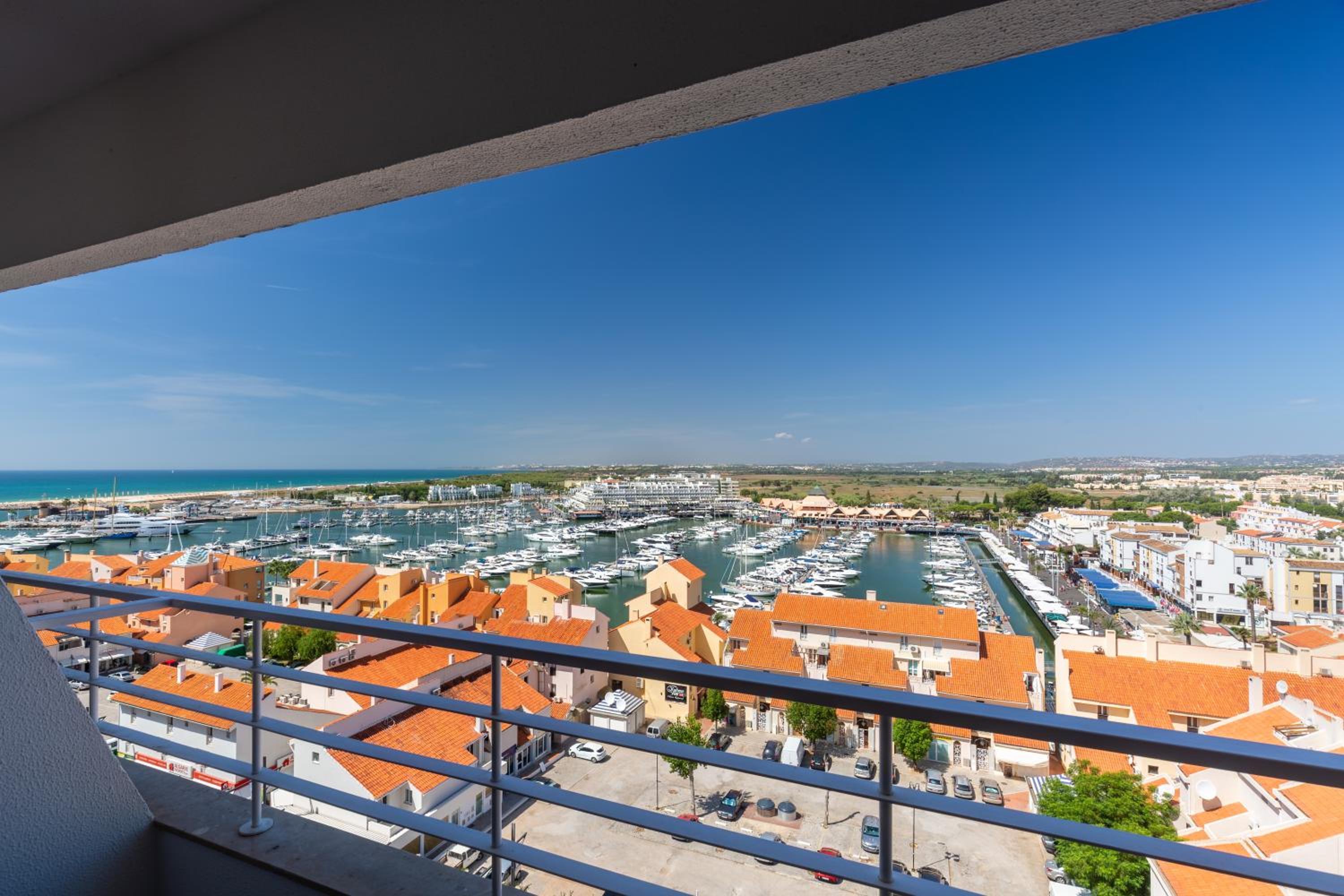 Two-Bedroom Apartment with Marina View - Photo 10