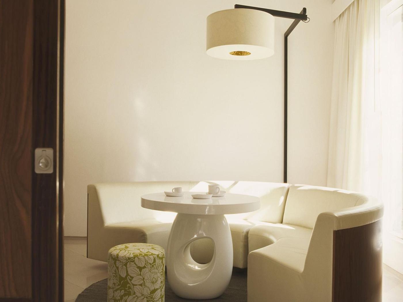 Corner Suite - Photo 2