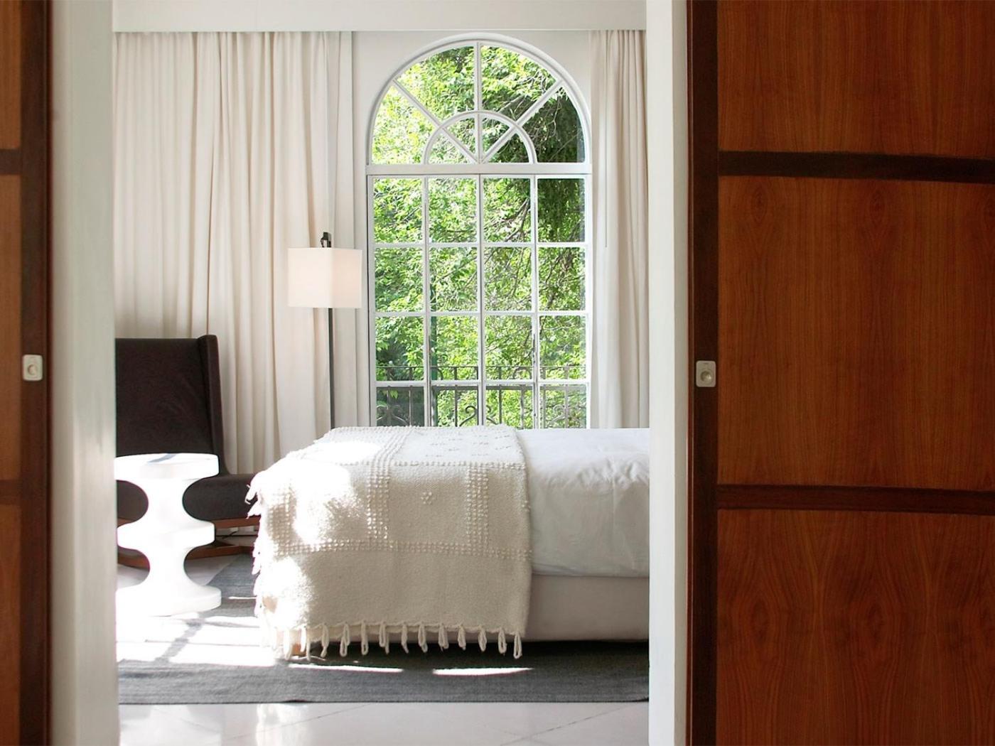 Corner Suite - Photo 1