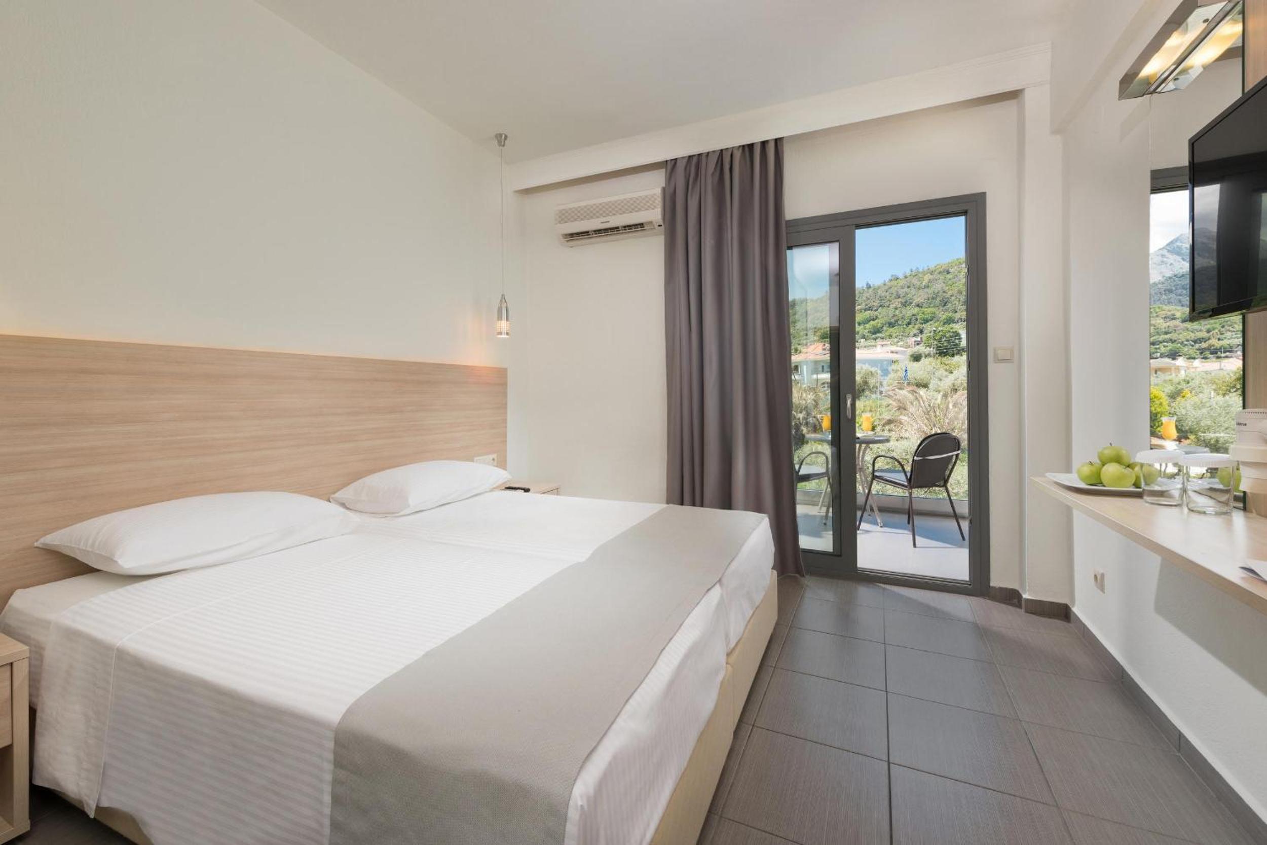 Standard Double or Twin Room with Mountain View photo 2