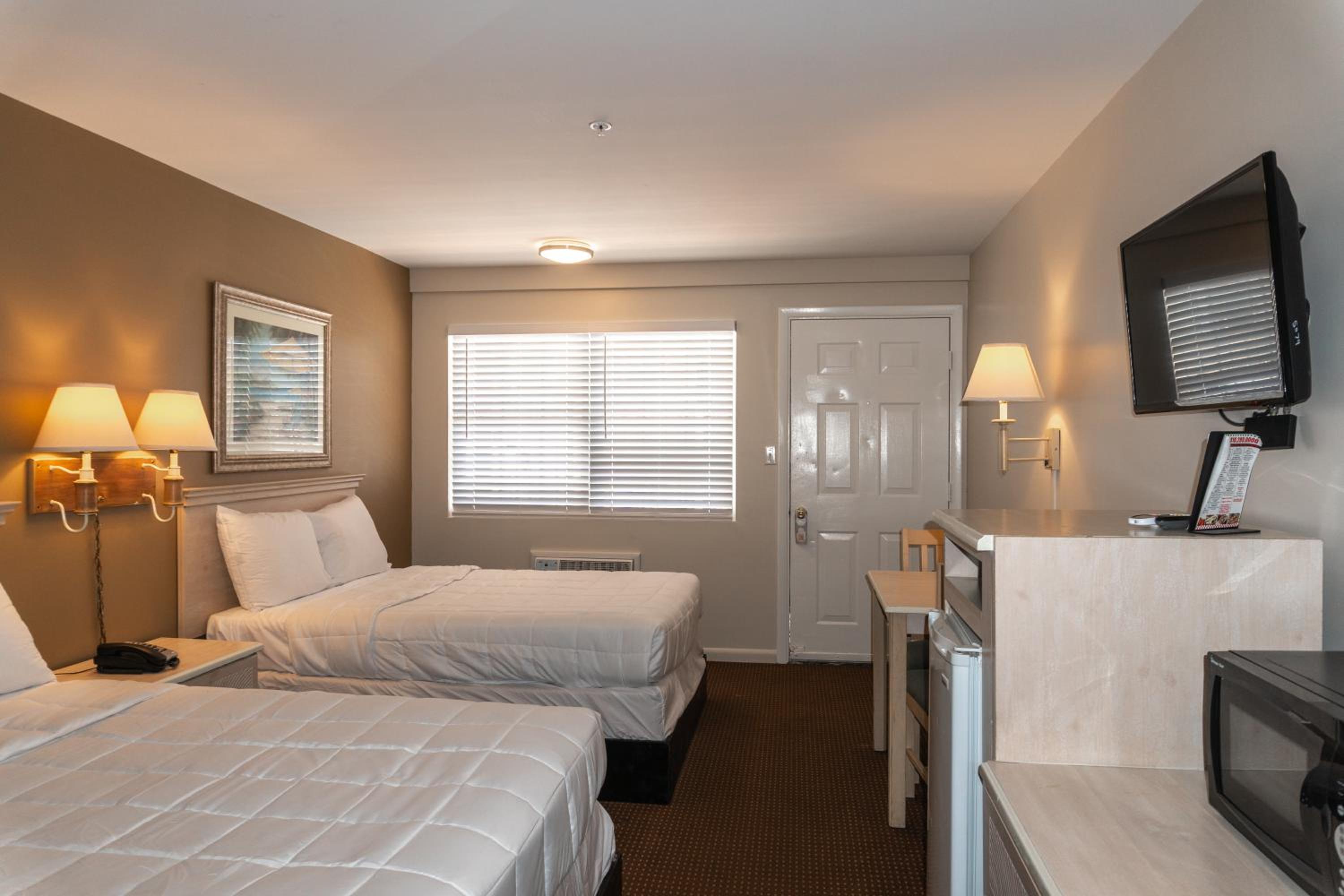 Double Room with Two Double Beds - Pool View - Photo 5