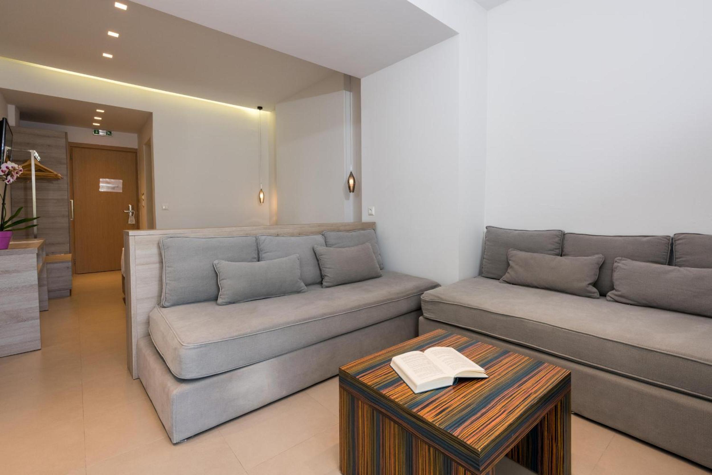 Family Room with Mountain View photo 3