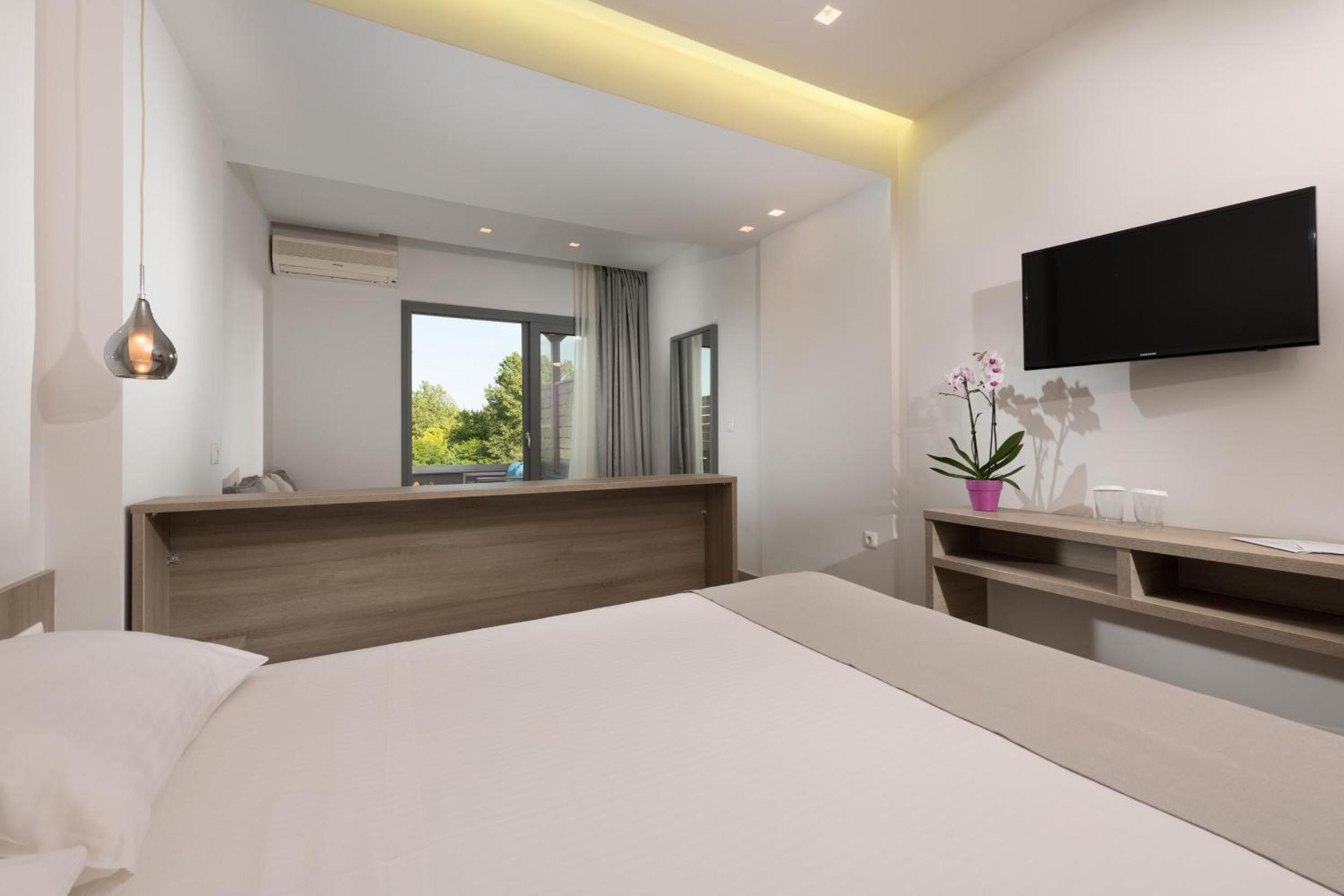 Family Room with Partial Sea View  photo 3