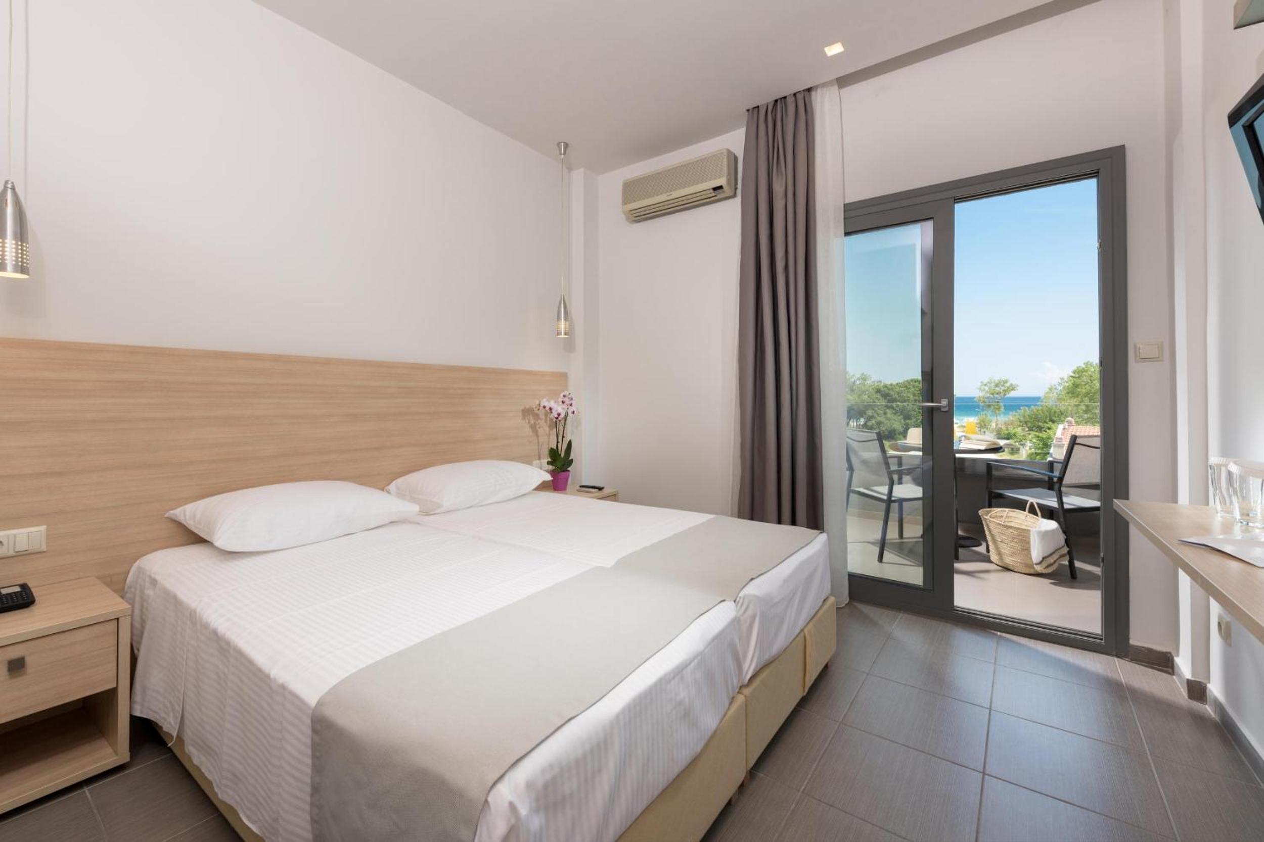 Standard Double or Twin Room with Side Sea View photo 1