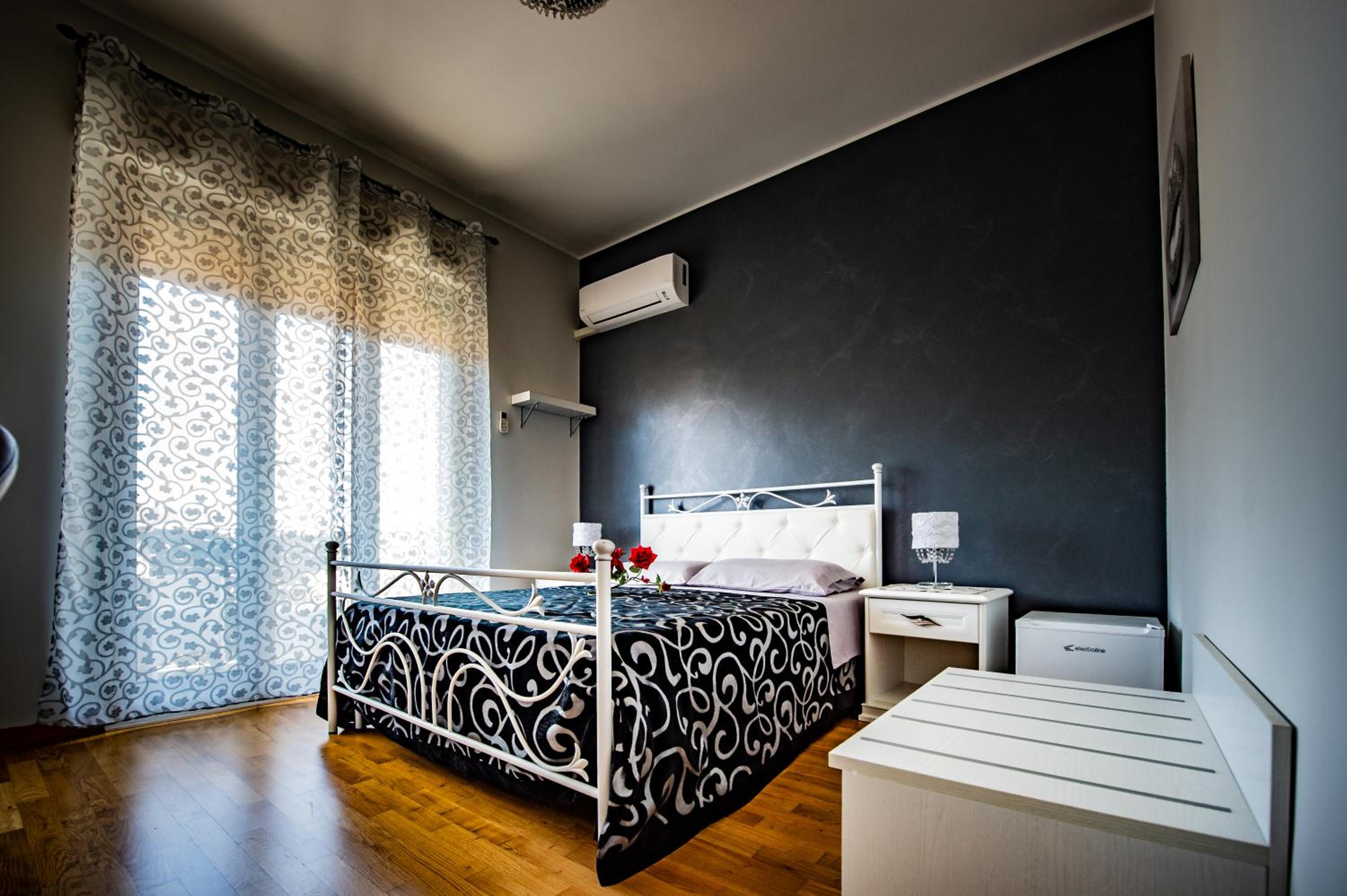 Deluxe King Room - Photo 28