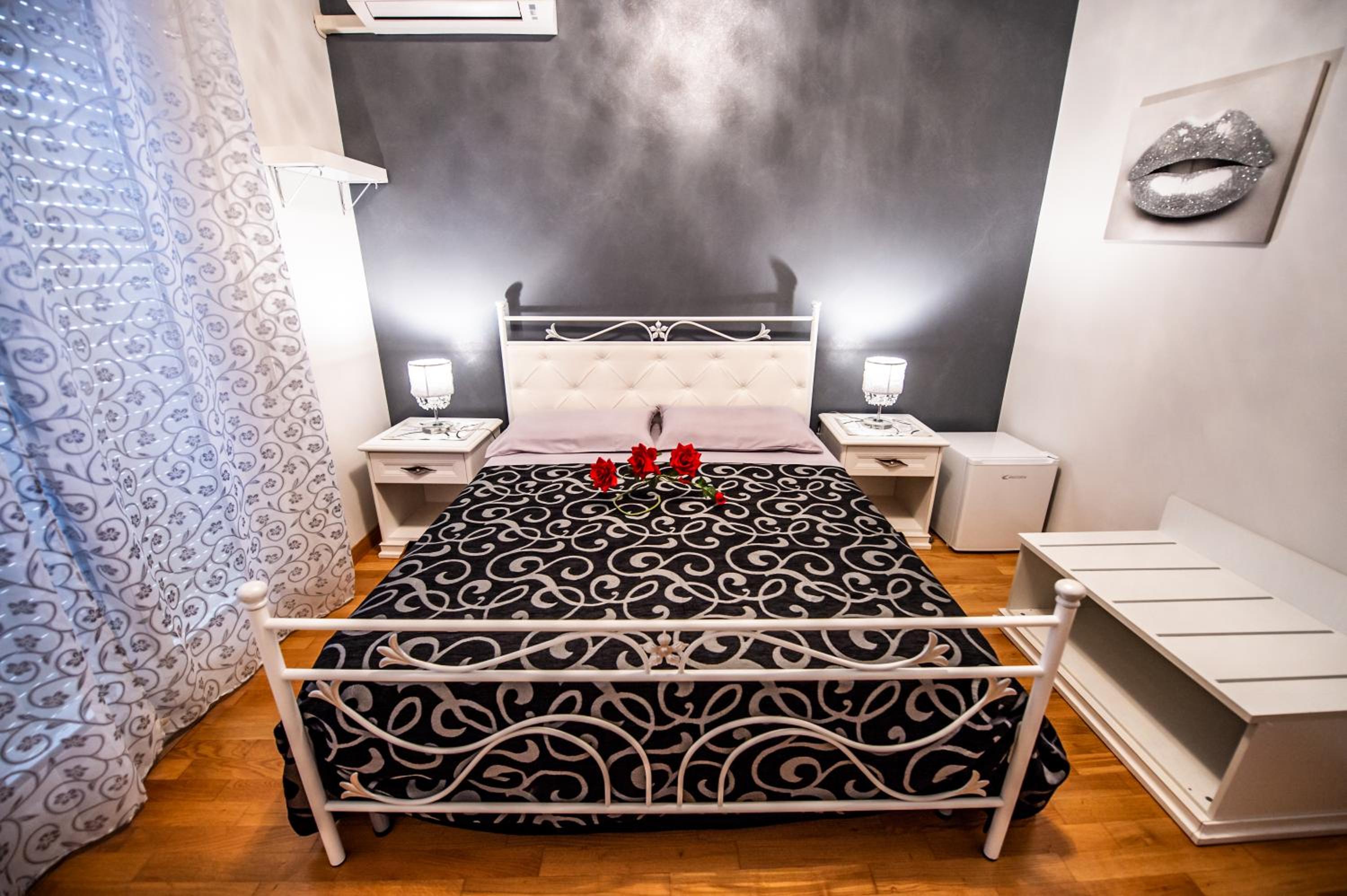 Deluxe King Room - Photo 2