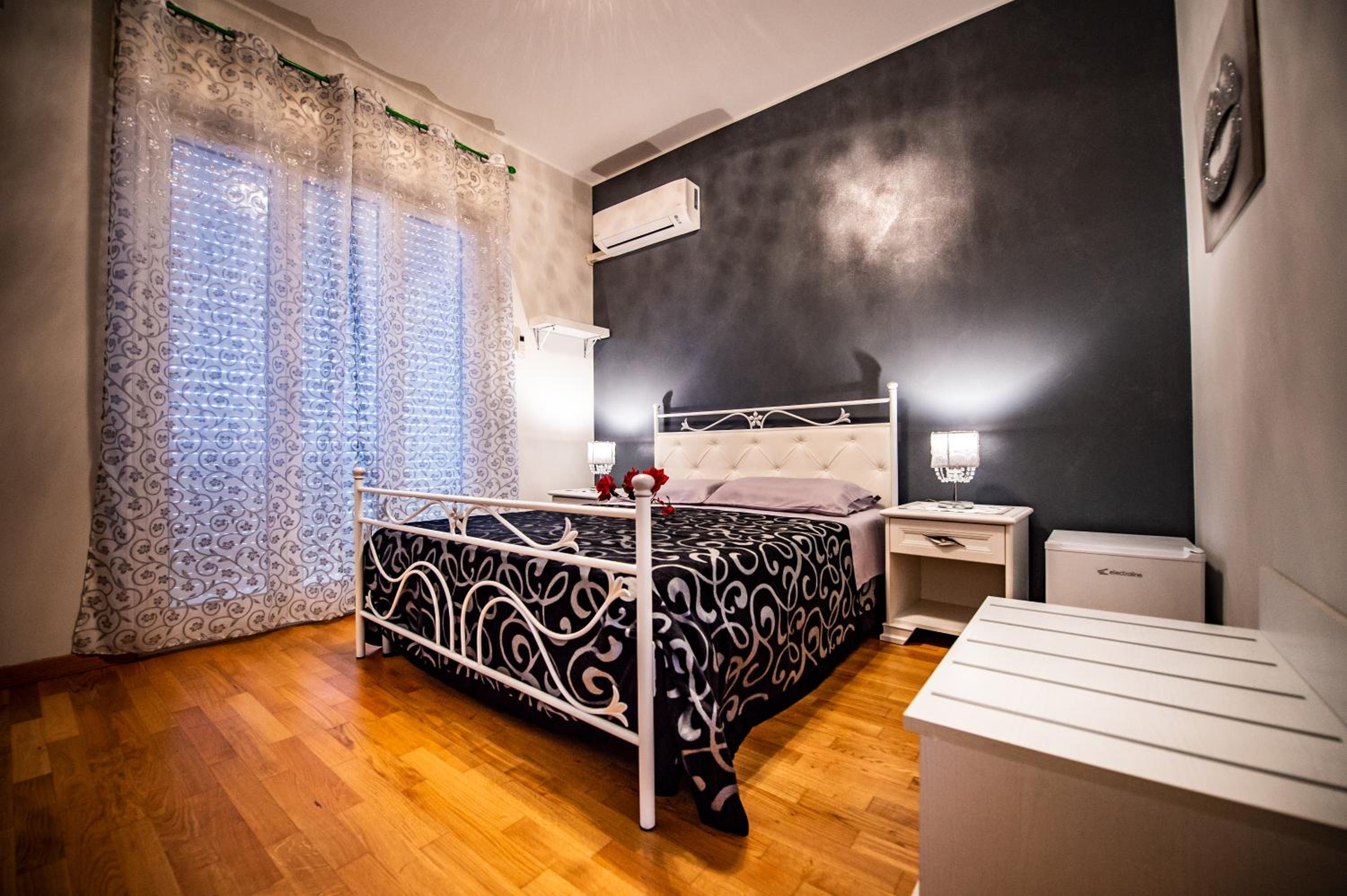 Deluxe King Room - Photo 1