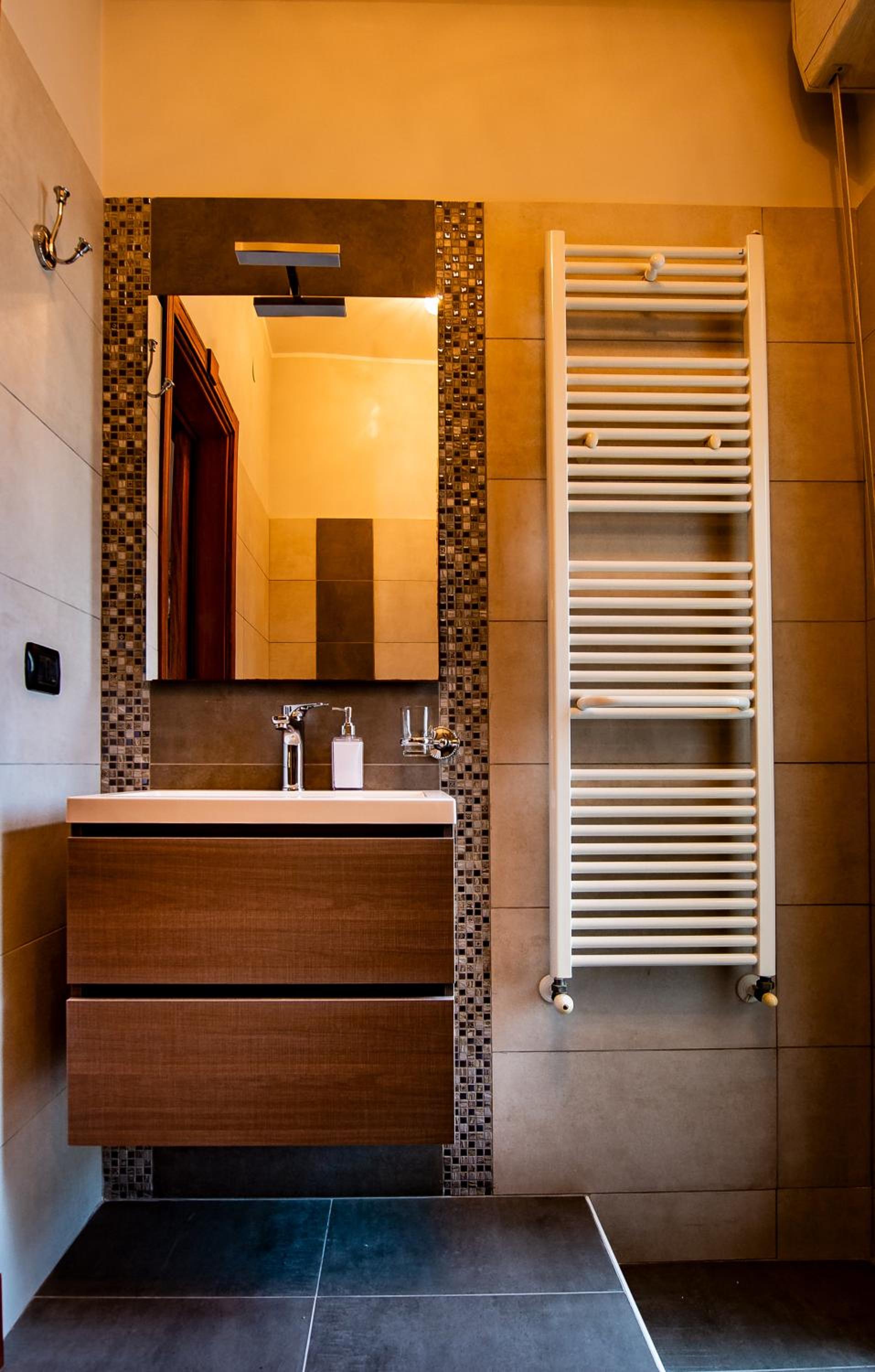Deluxe King Room - Photo 24