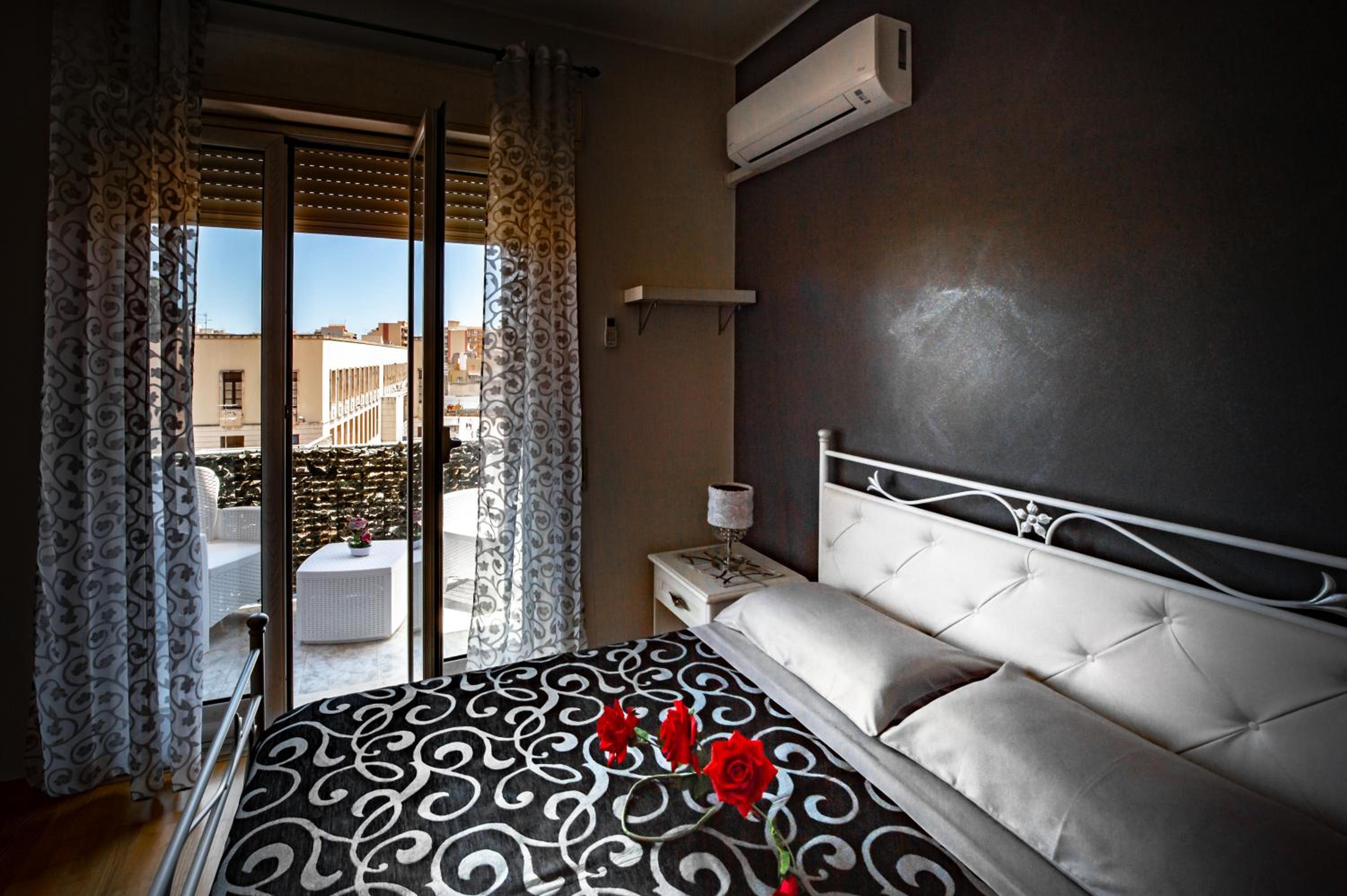 Deluxe King Room - Photo 25