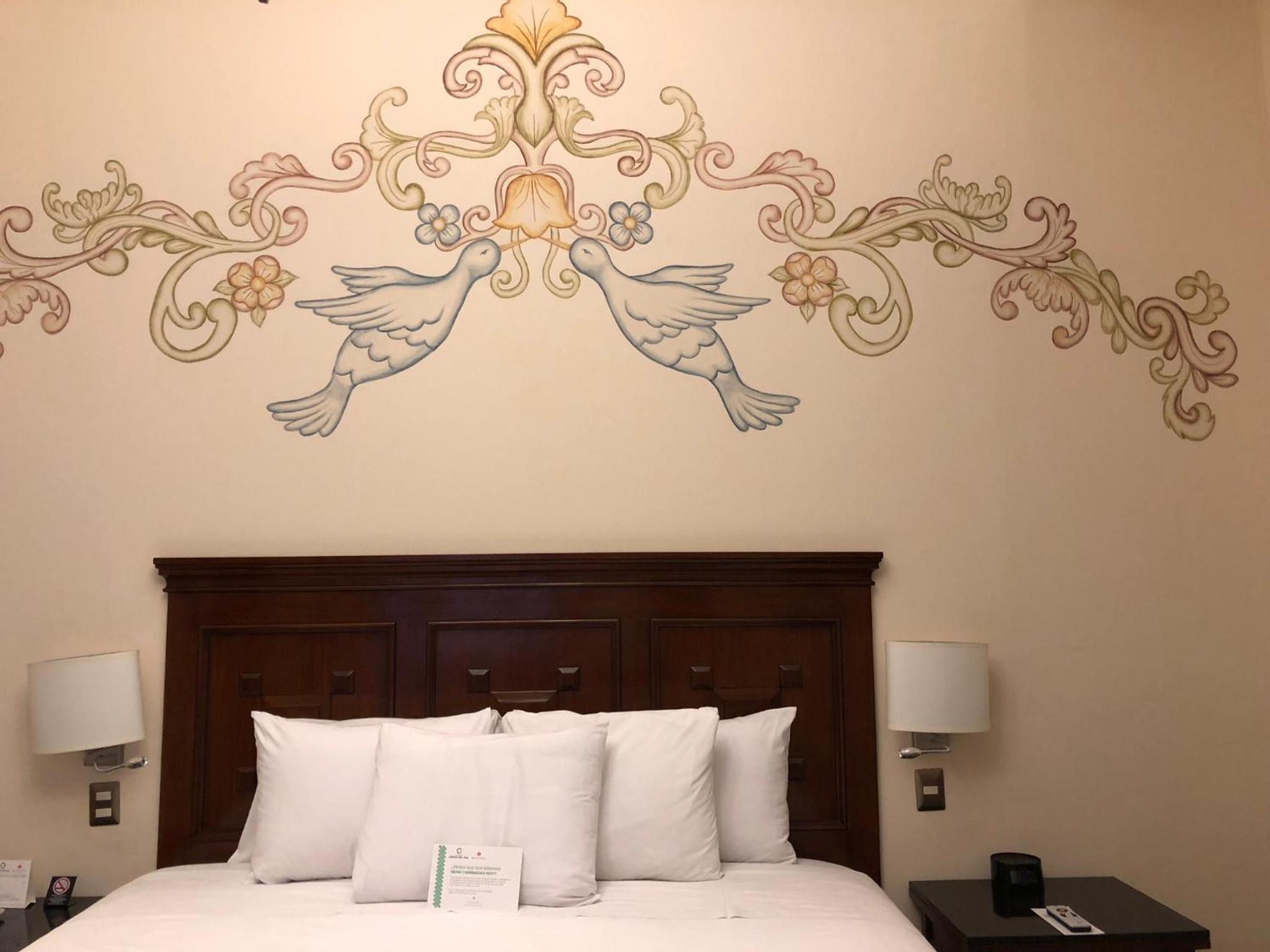 Deluxe Colonial Room