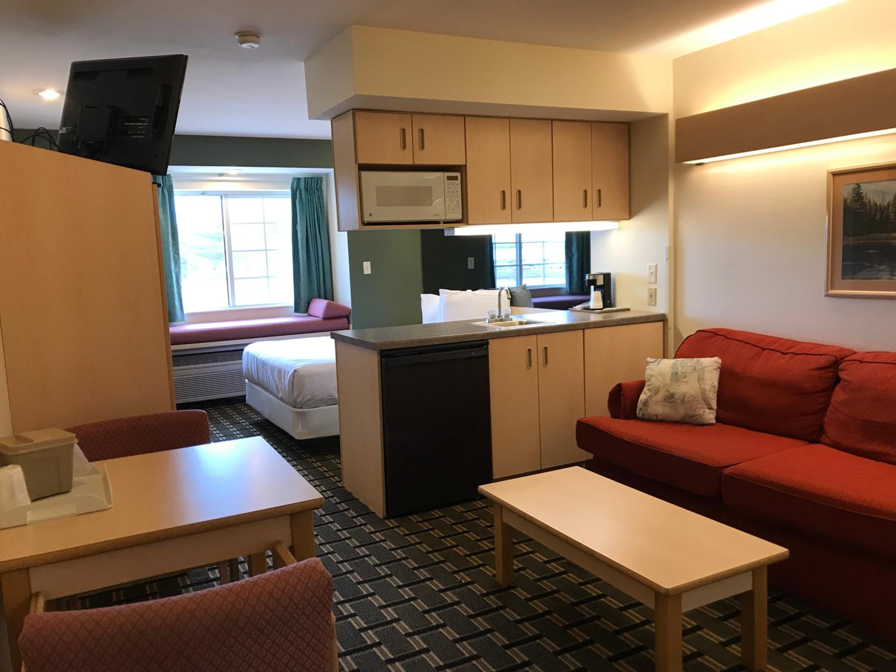 Deluxe Queen Suite - Photo 2
