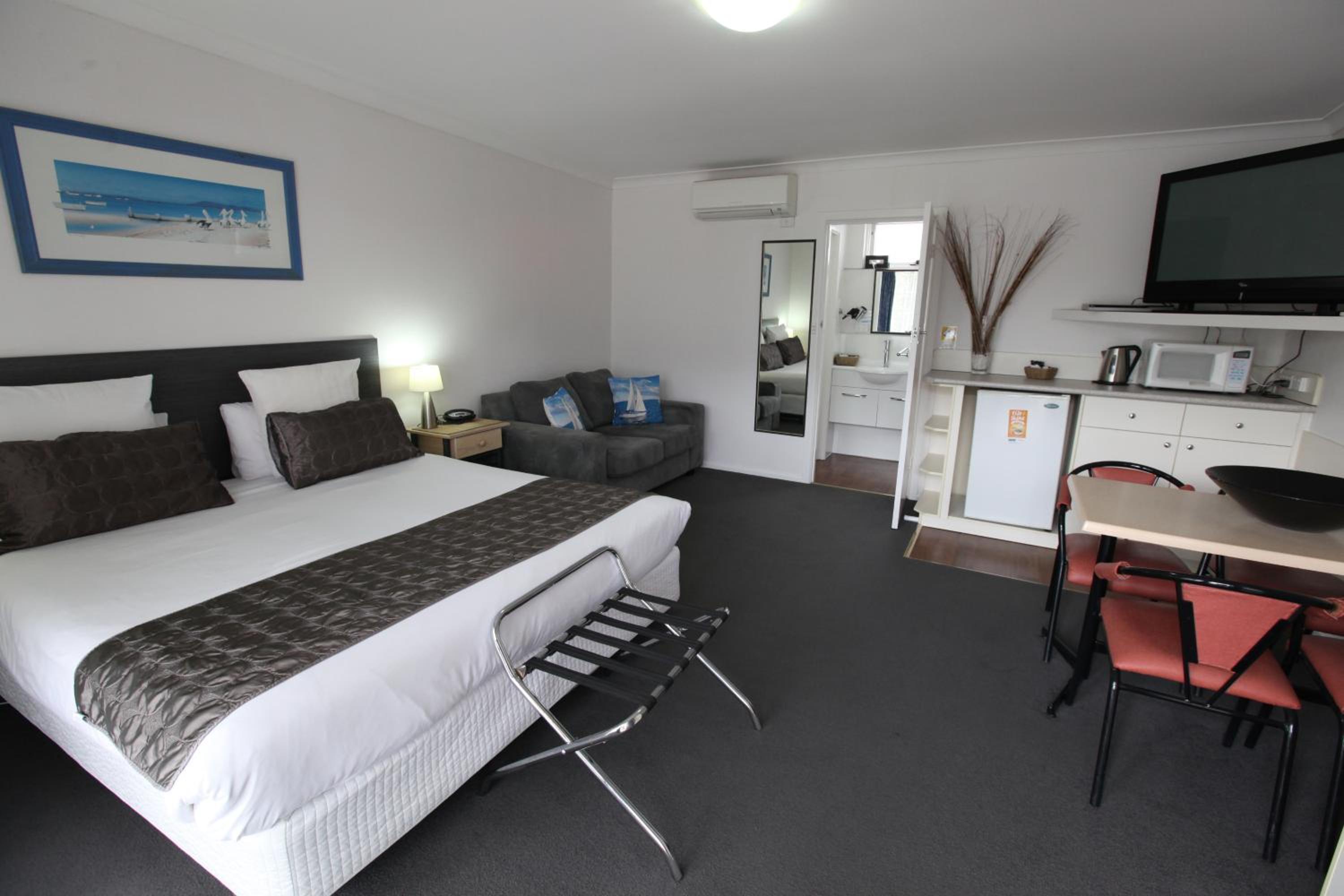 Deluxe King Suite photo 2