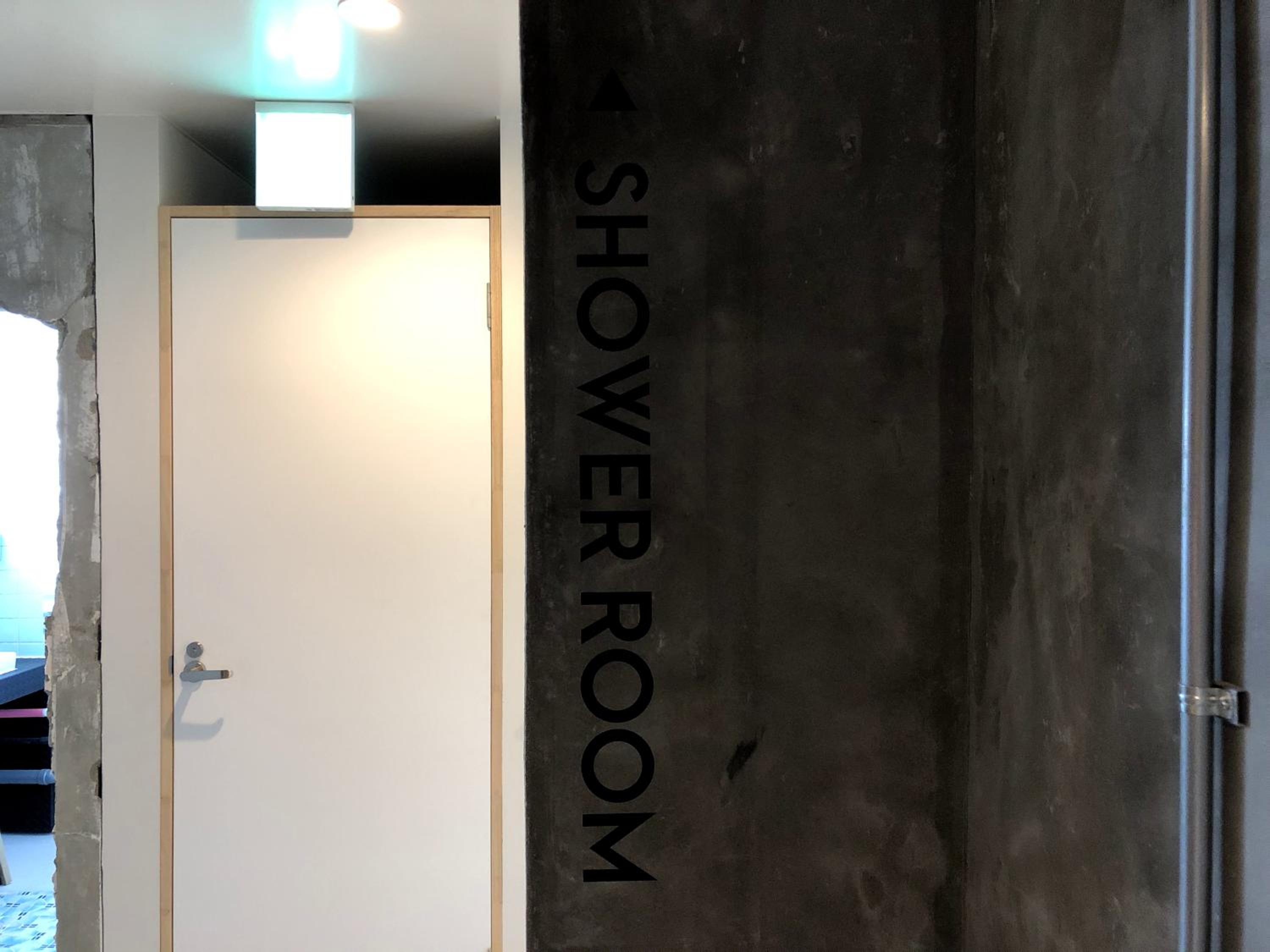 Standard Single Room With Shared Bathroom - Photo 4