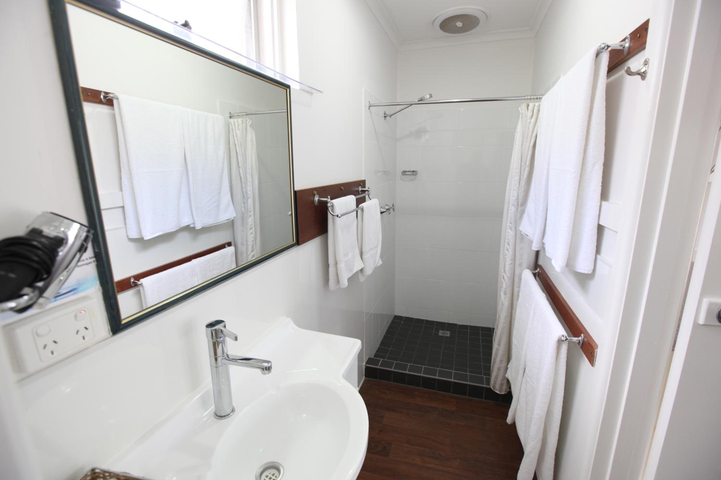 Deluxe King Suite photo 3