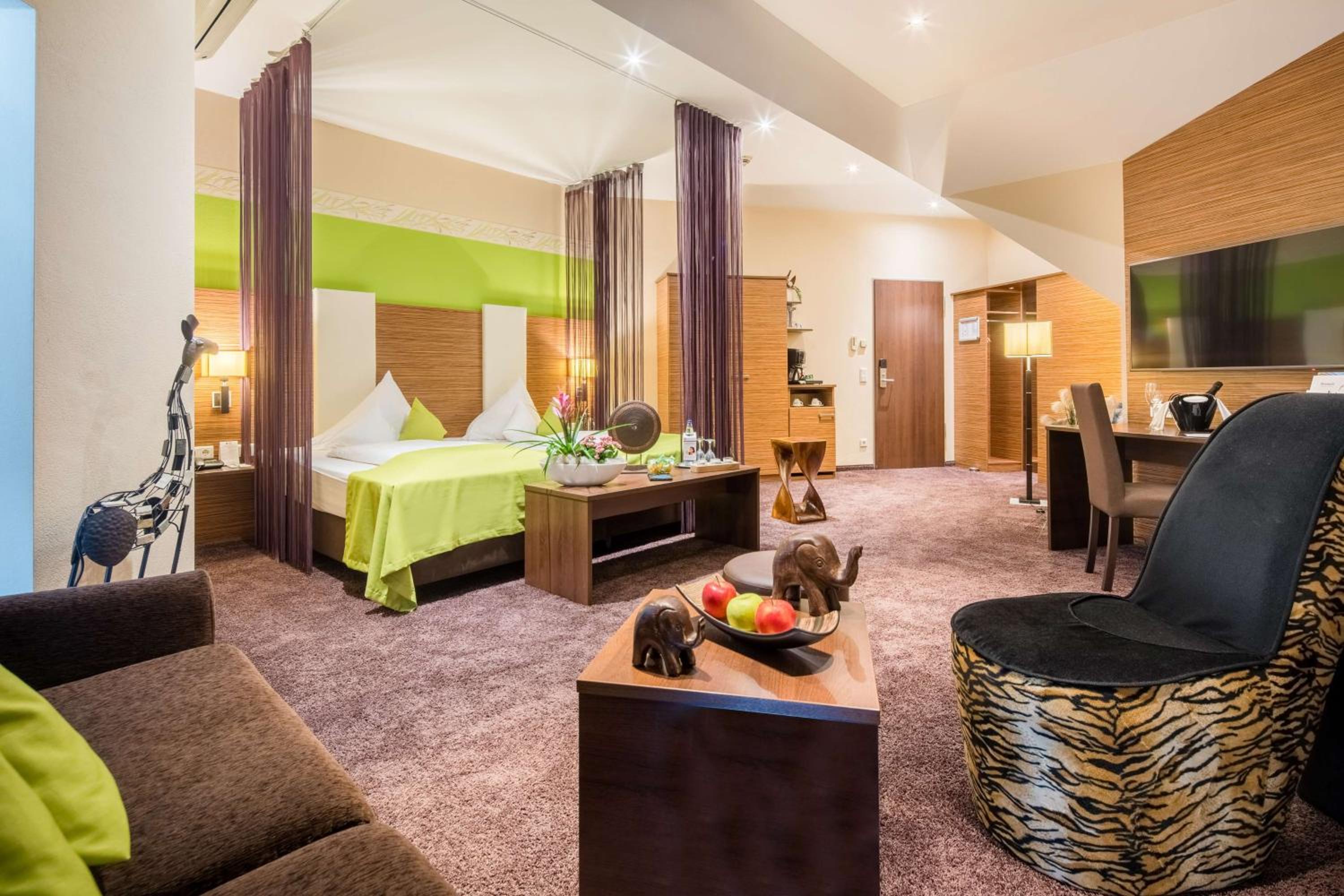 Deluxe King Suite with Whirlpool photo 2