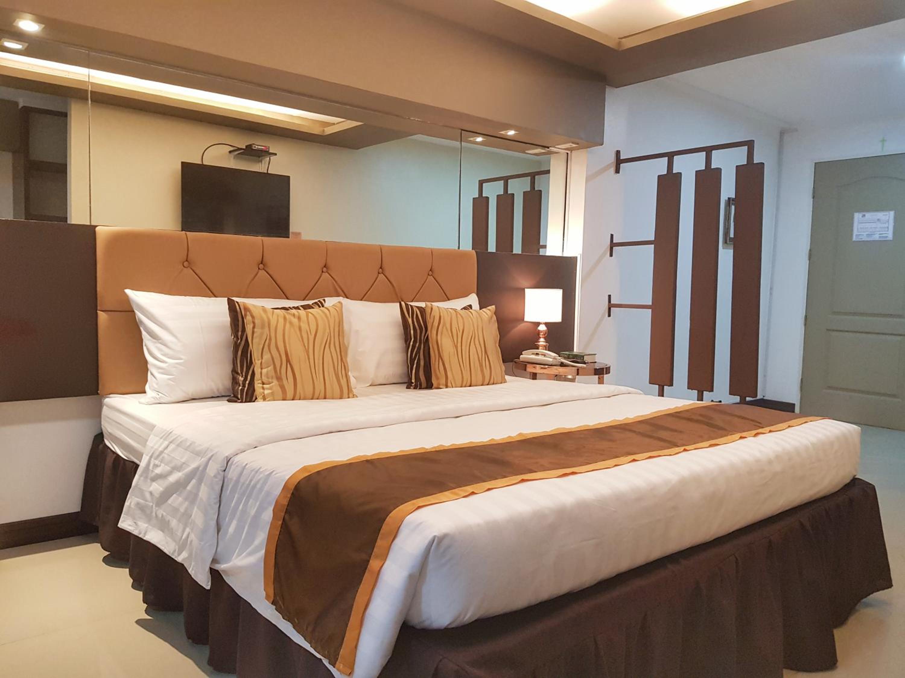 Executive Suite - Photo 6