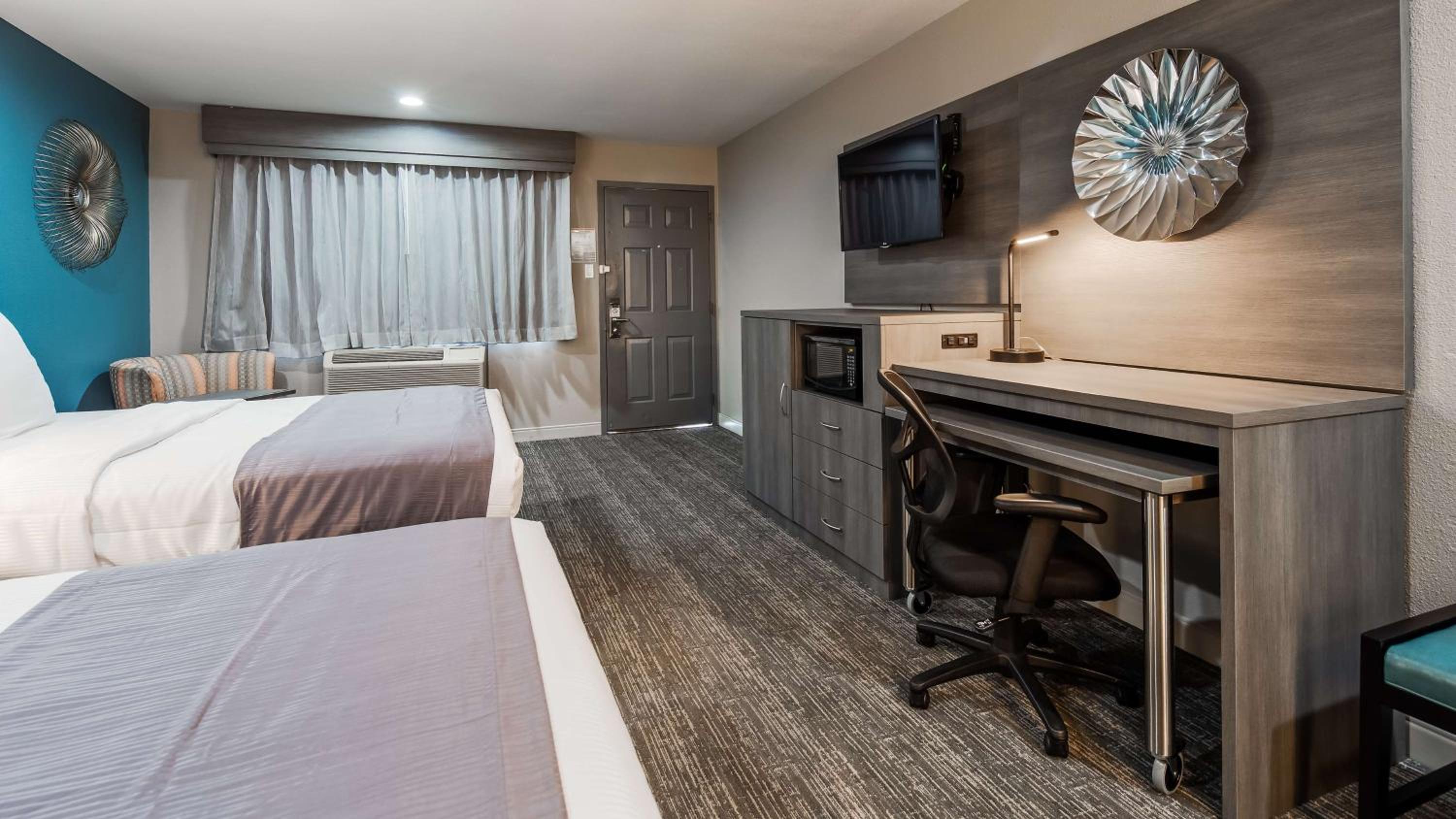Queen Room with Two Queen Beds photo 1