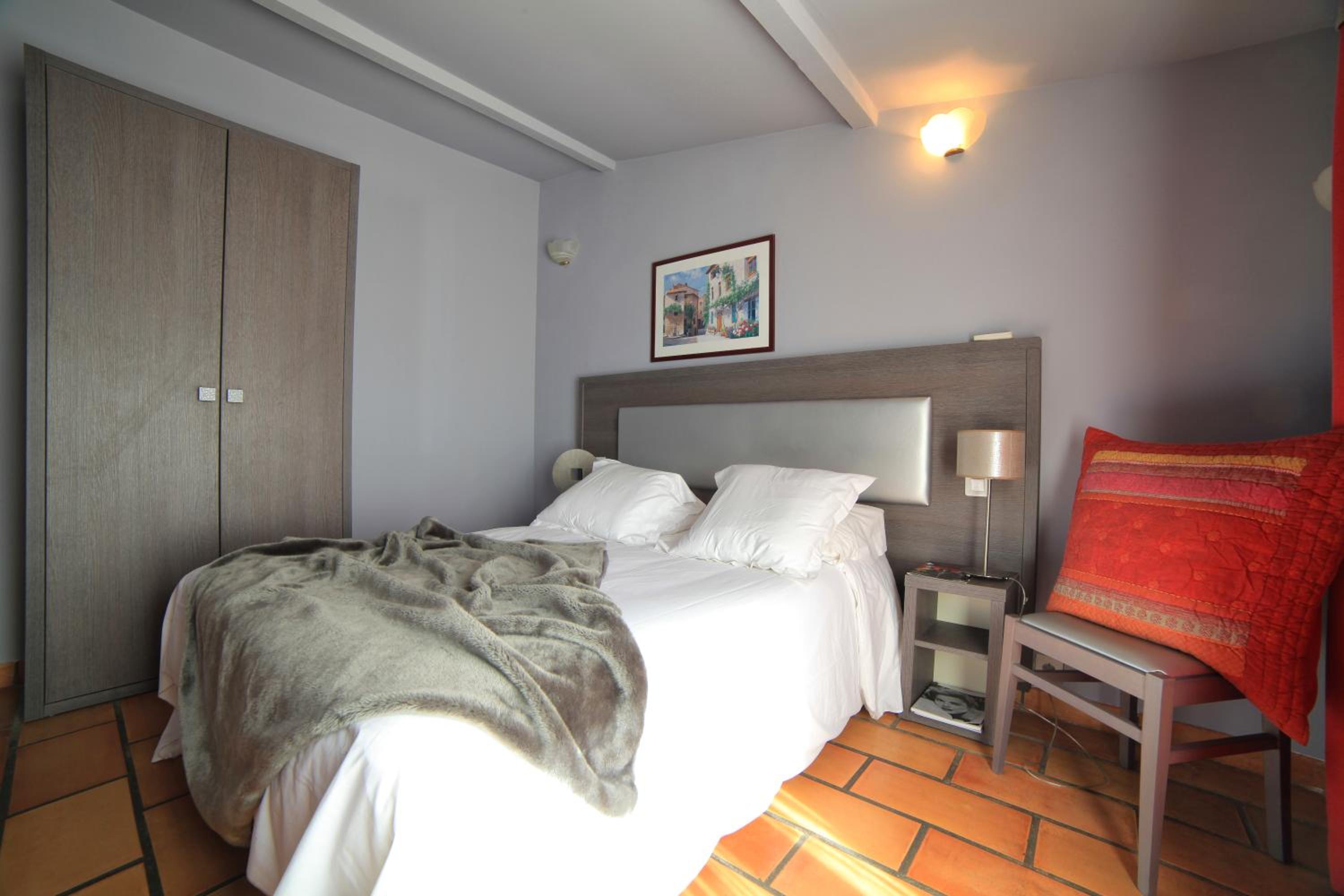 Standard Double Room - Photo 17