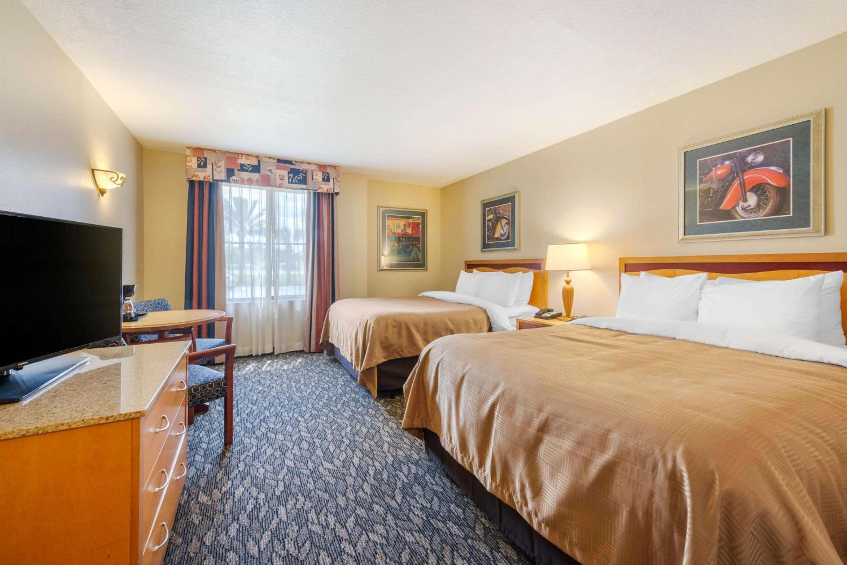 Queen Room with Two Queen Beds - Non-Smoking - Photo 1