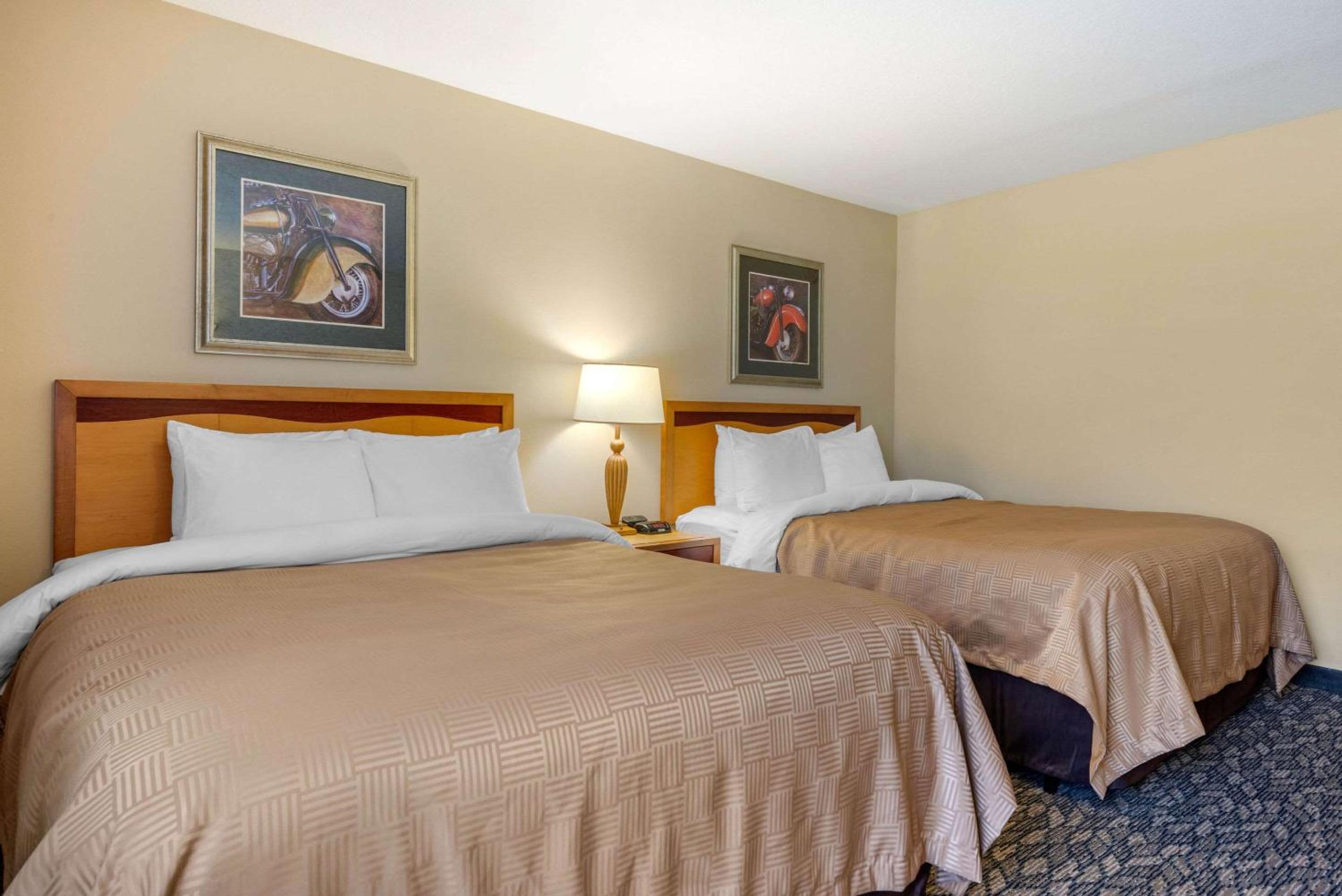Queen Room with Two Queen Beds - Non-Smoking - Photo 3