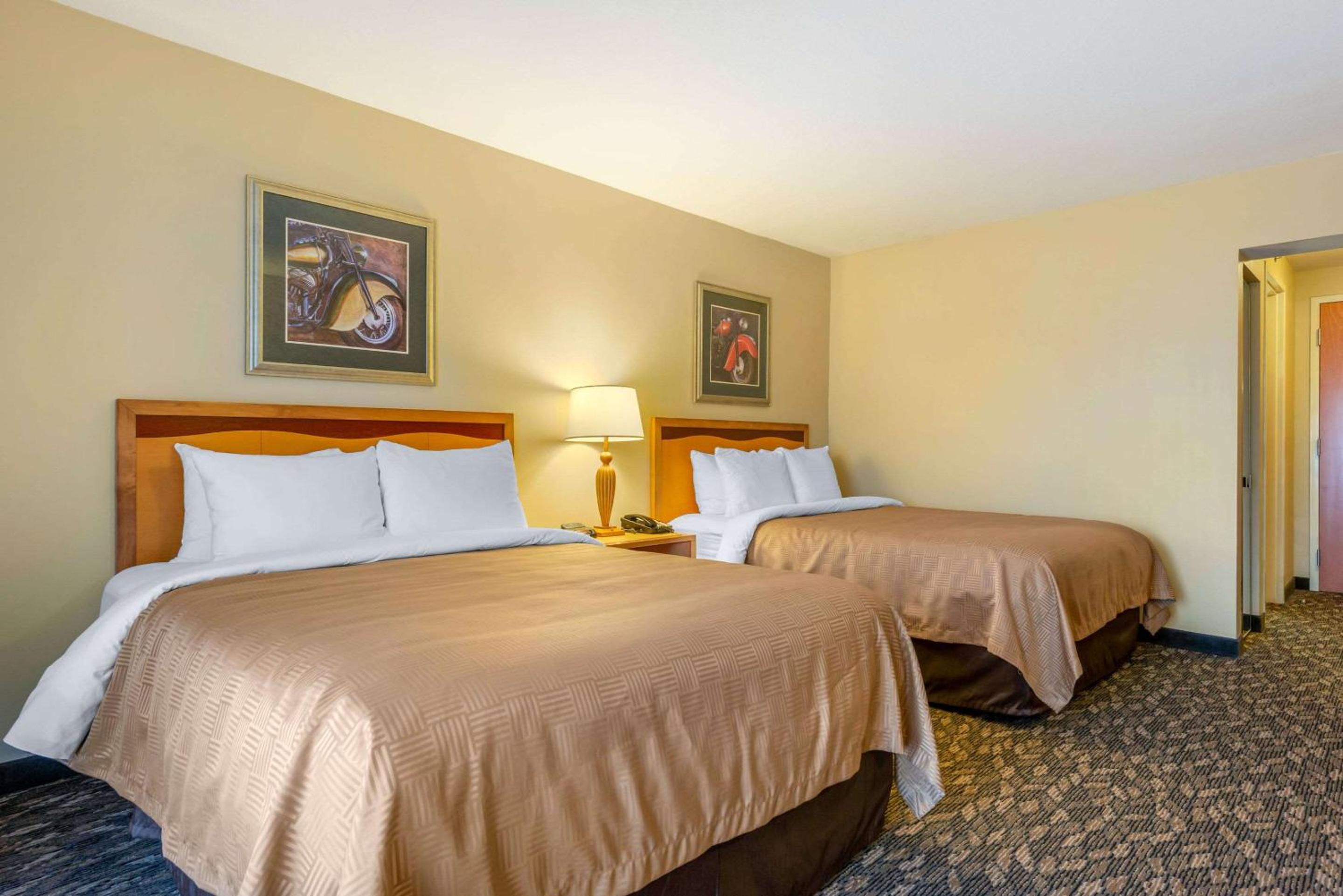 Queen Room with Two Queen Beds - Non-Smoking/First Floor - Photo 4