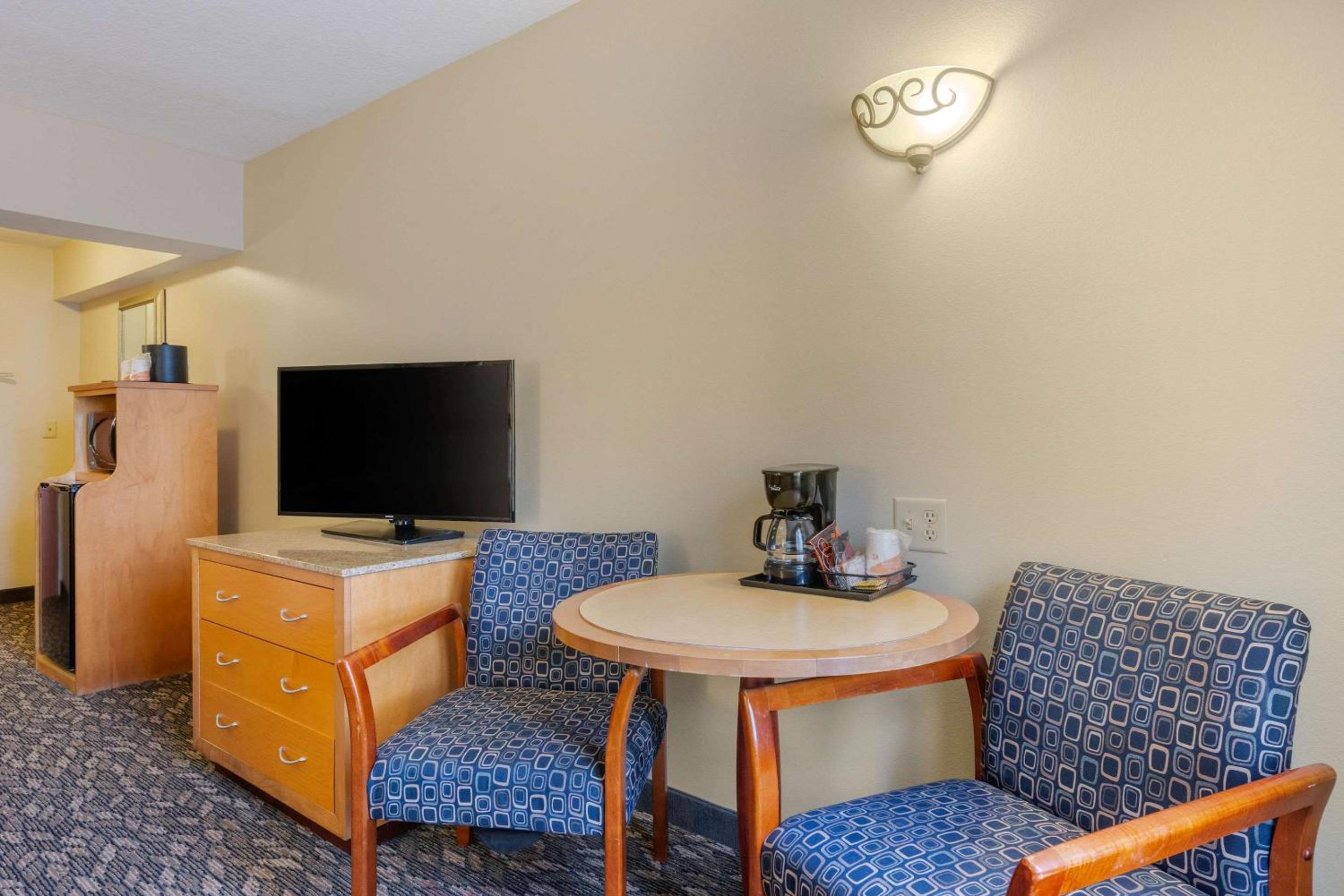 Queen Room with Two Queen Beds - Non-Smoking - Photo 7