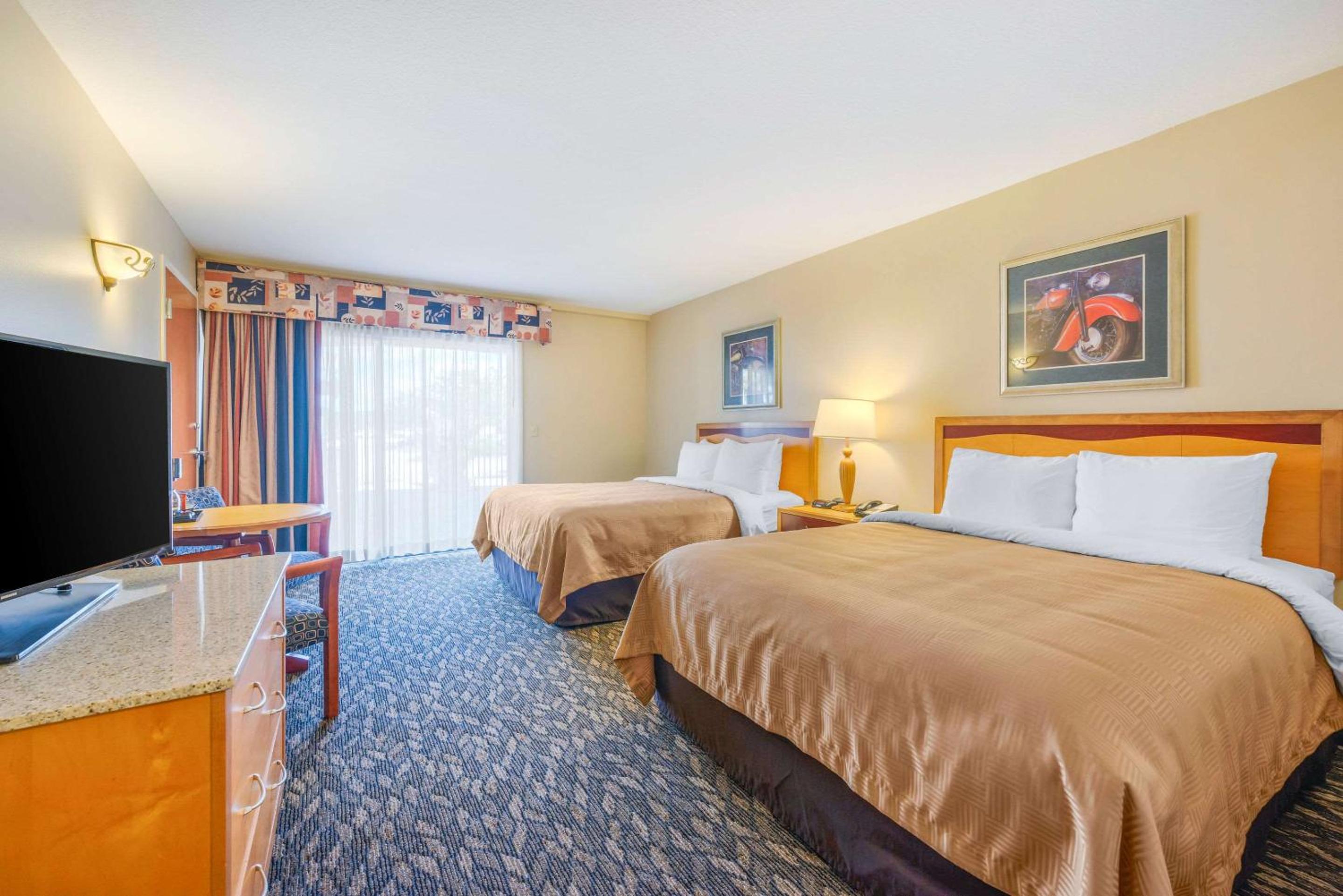 Queen Room with Two Queen Beds - Non-Smoking/First Floor - Photo 7