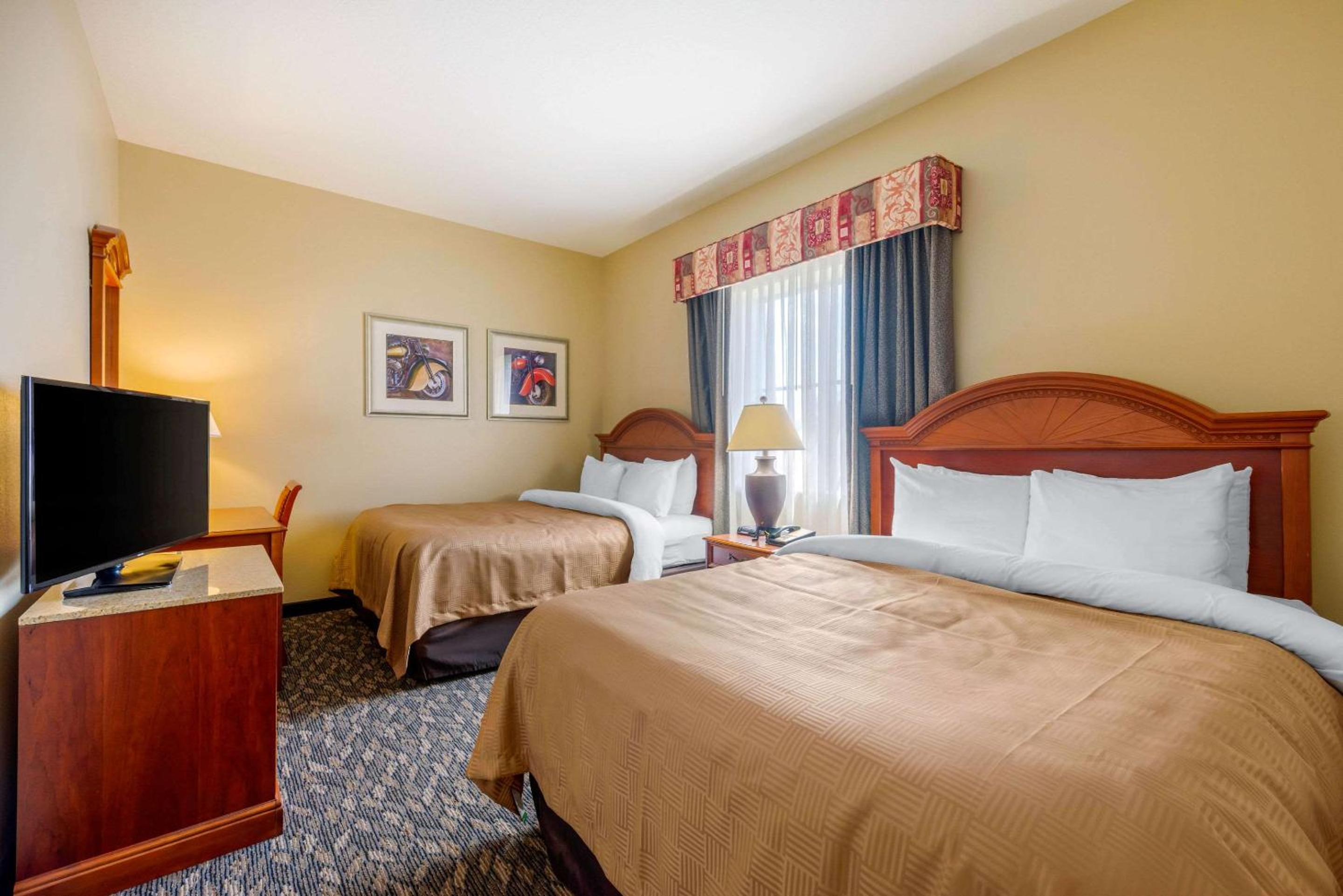 Queen Room with Two Queen Beds and Sofa Bed - Non-Smoking - Photo 4