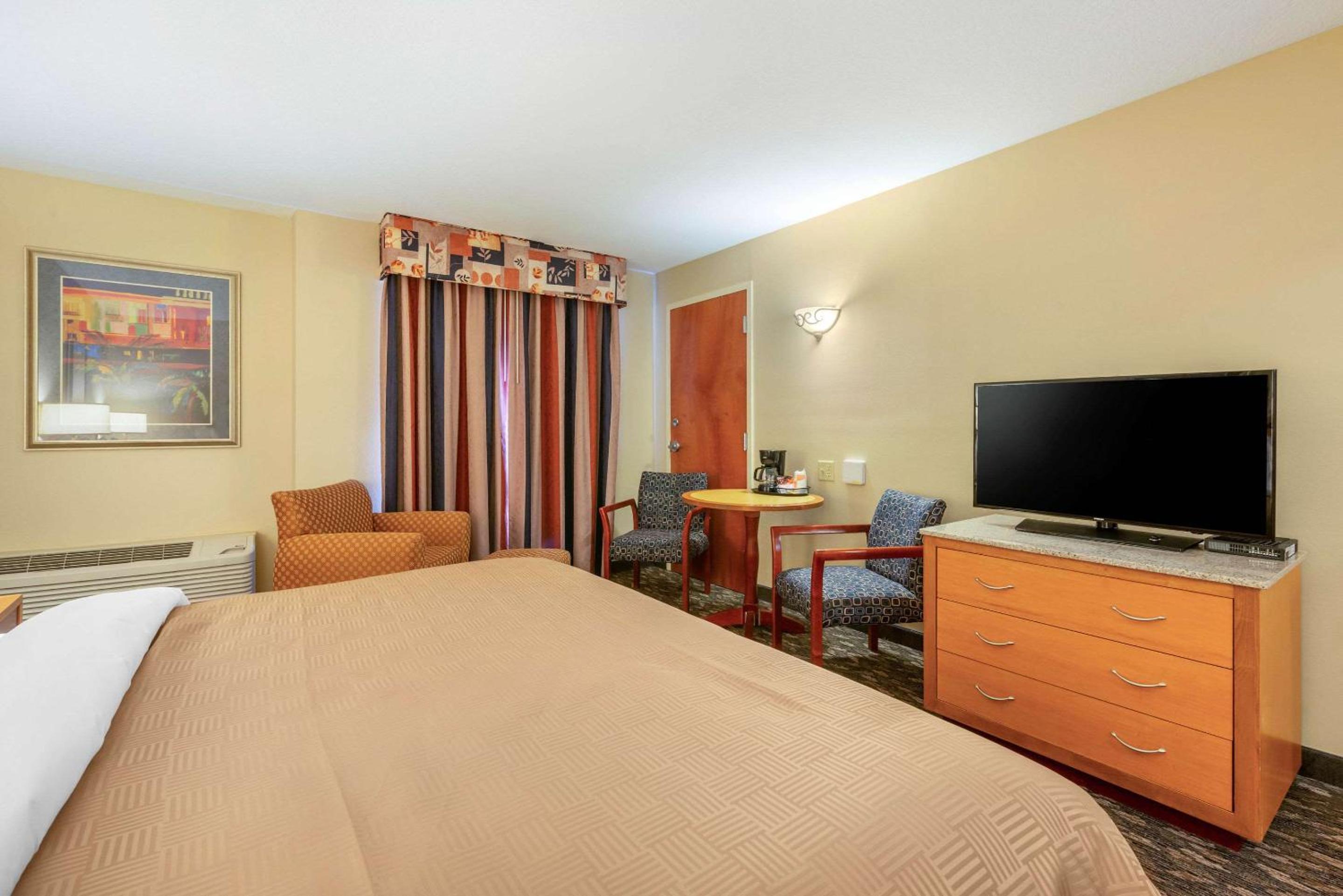 King Room - Non-Smoking - Photo 4