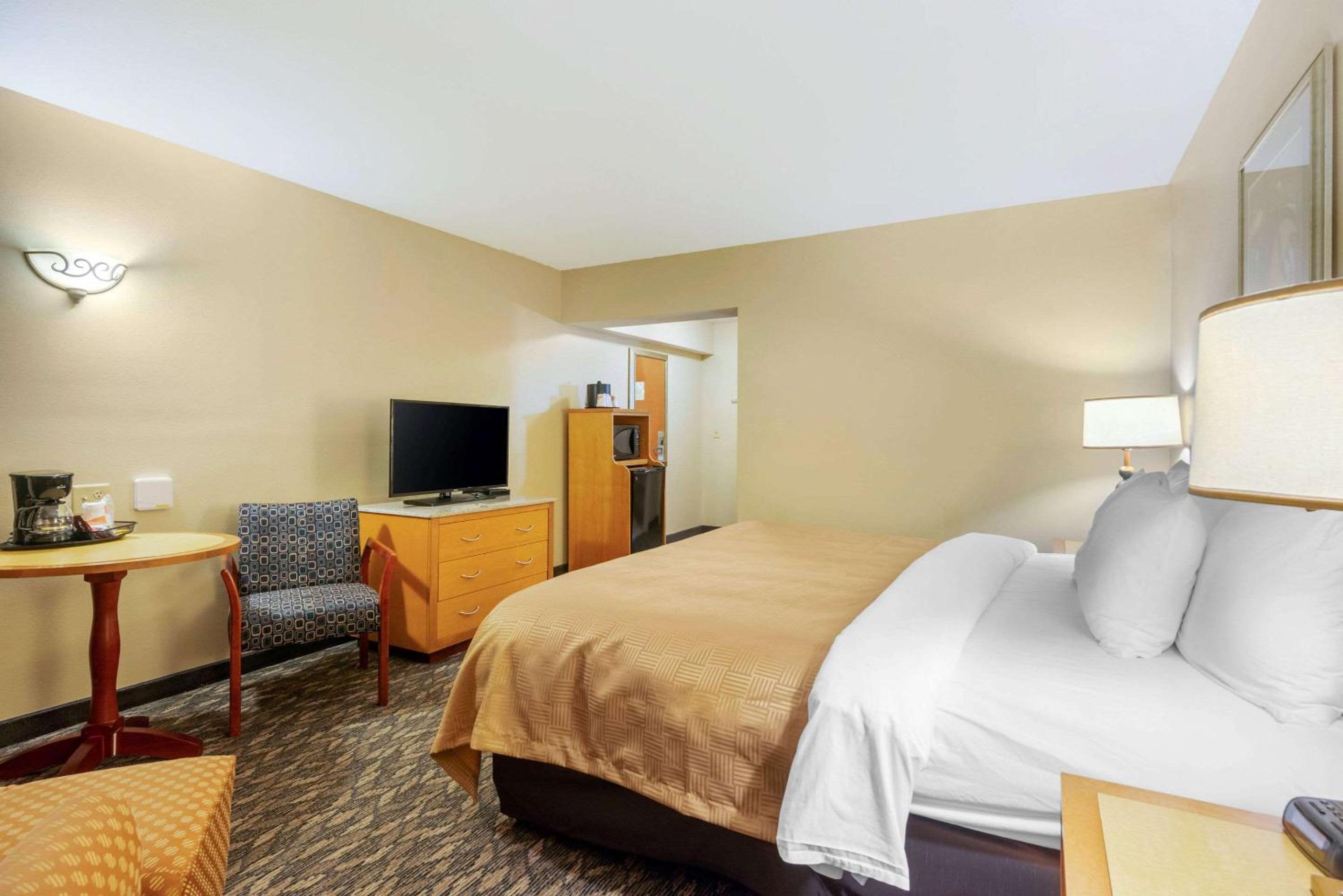 King Room - Non-Smoking - Photo 6