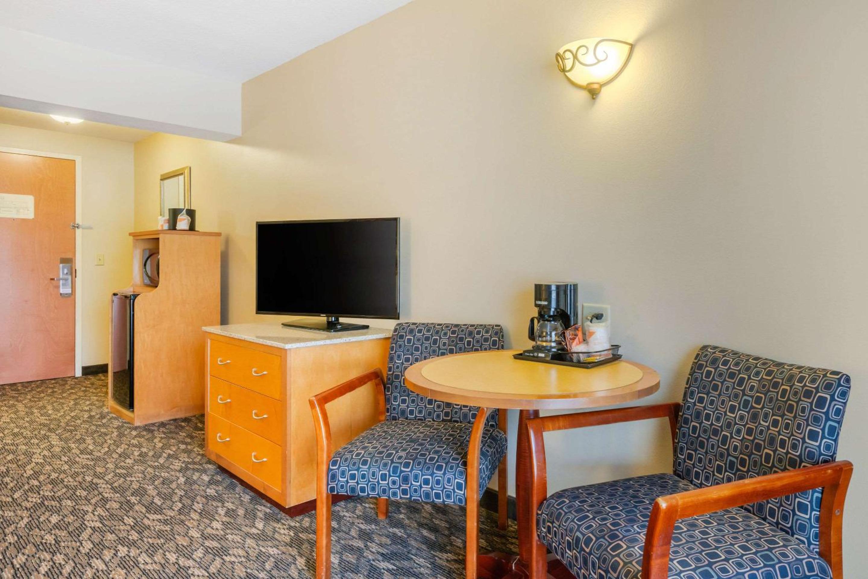 Queen Room with Two Queen Beds - Non-Smoking/First Floor - Photo 6