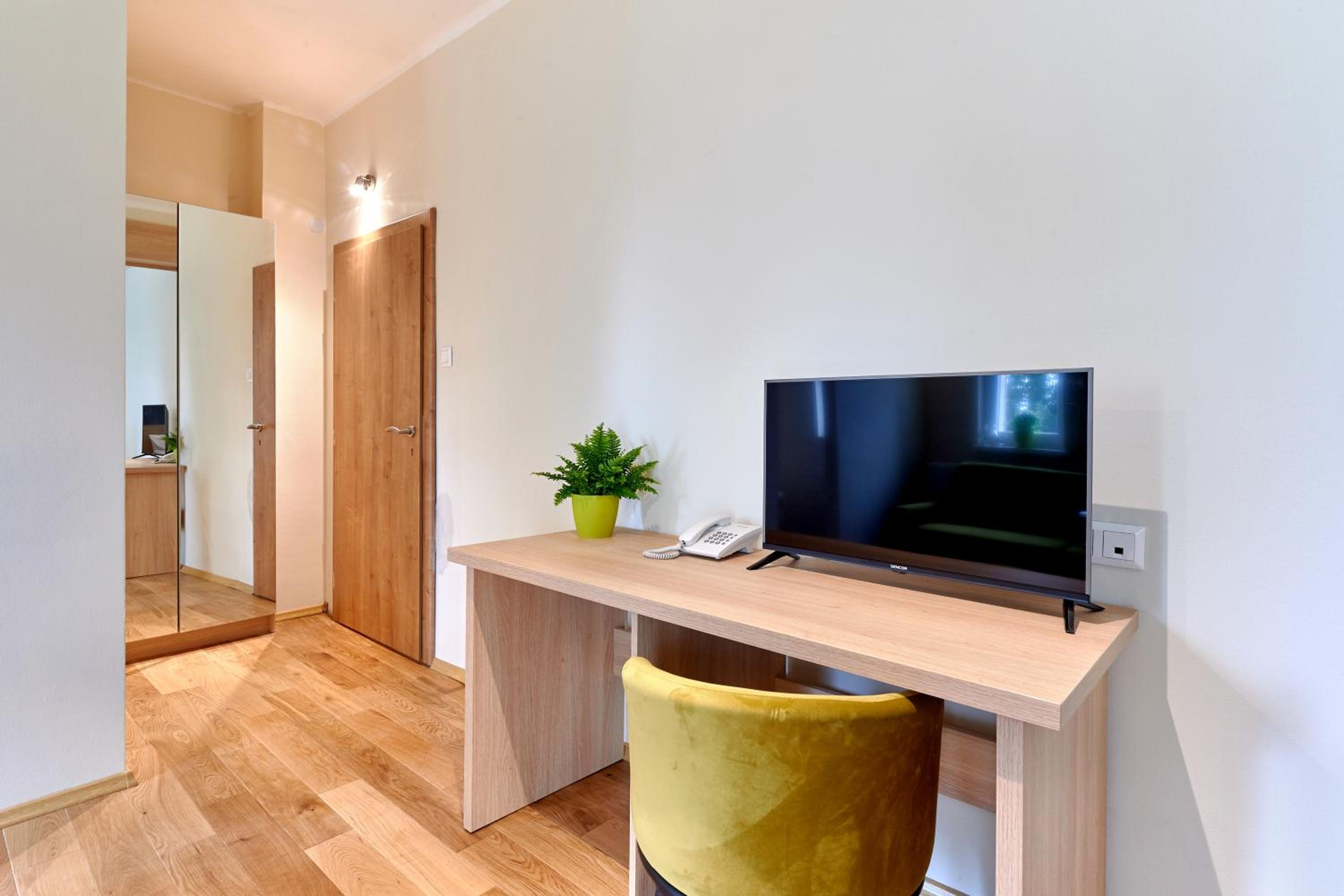 Quadruple Room with Balcony - Photo 2