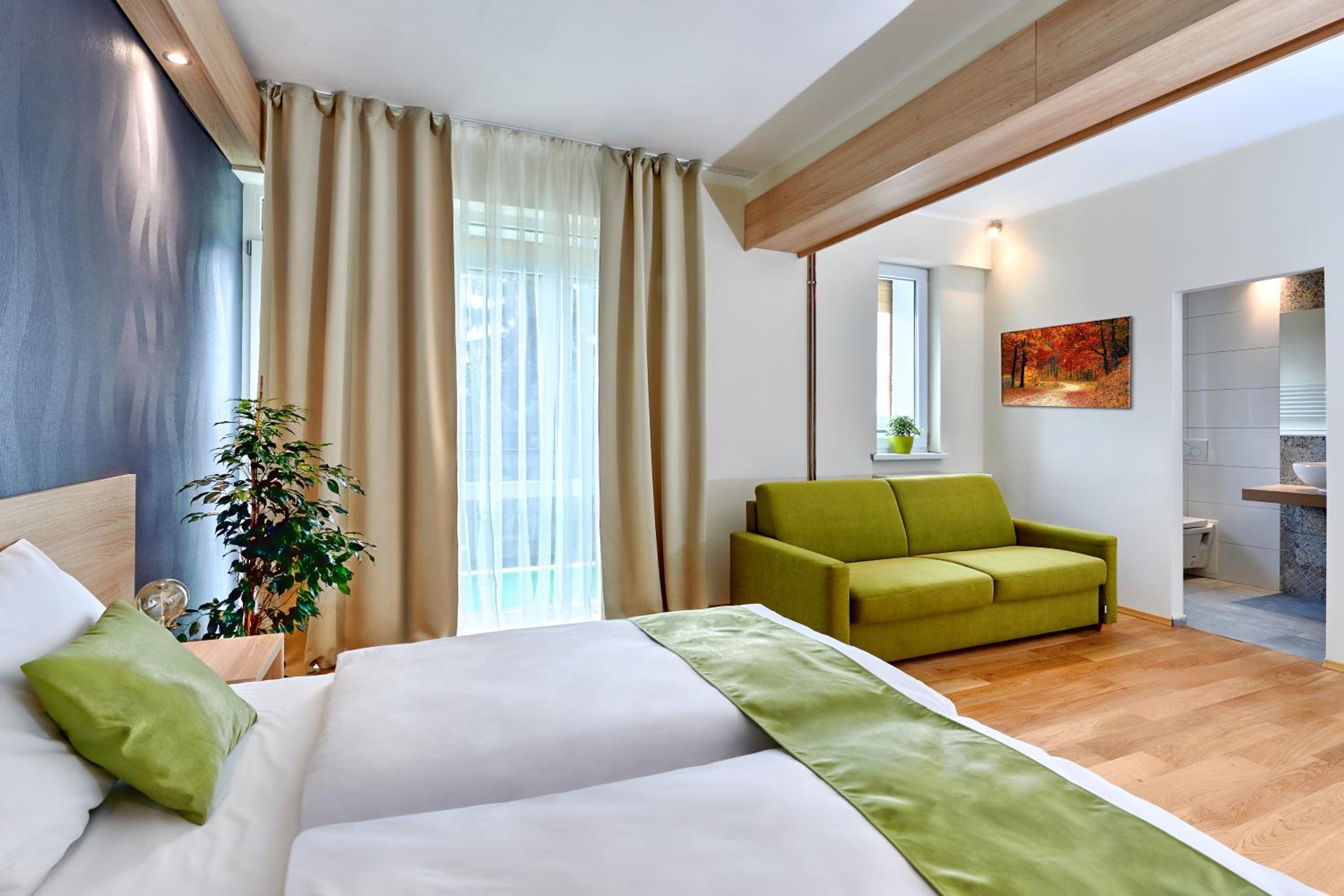 Quadruple Room with Balcony - Photo 5