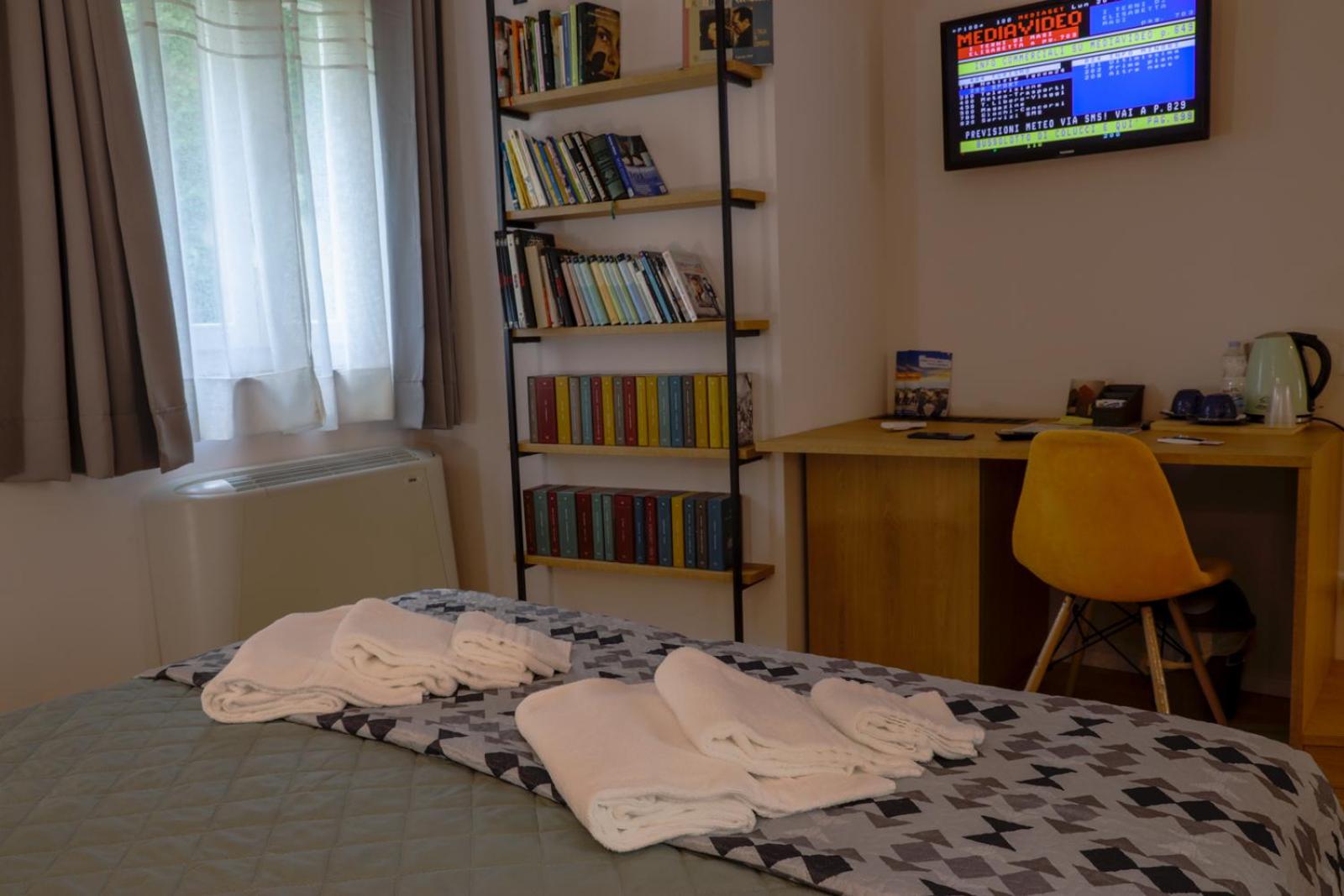 Deluxe Double Room - Photo 10