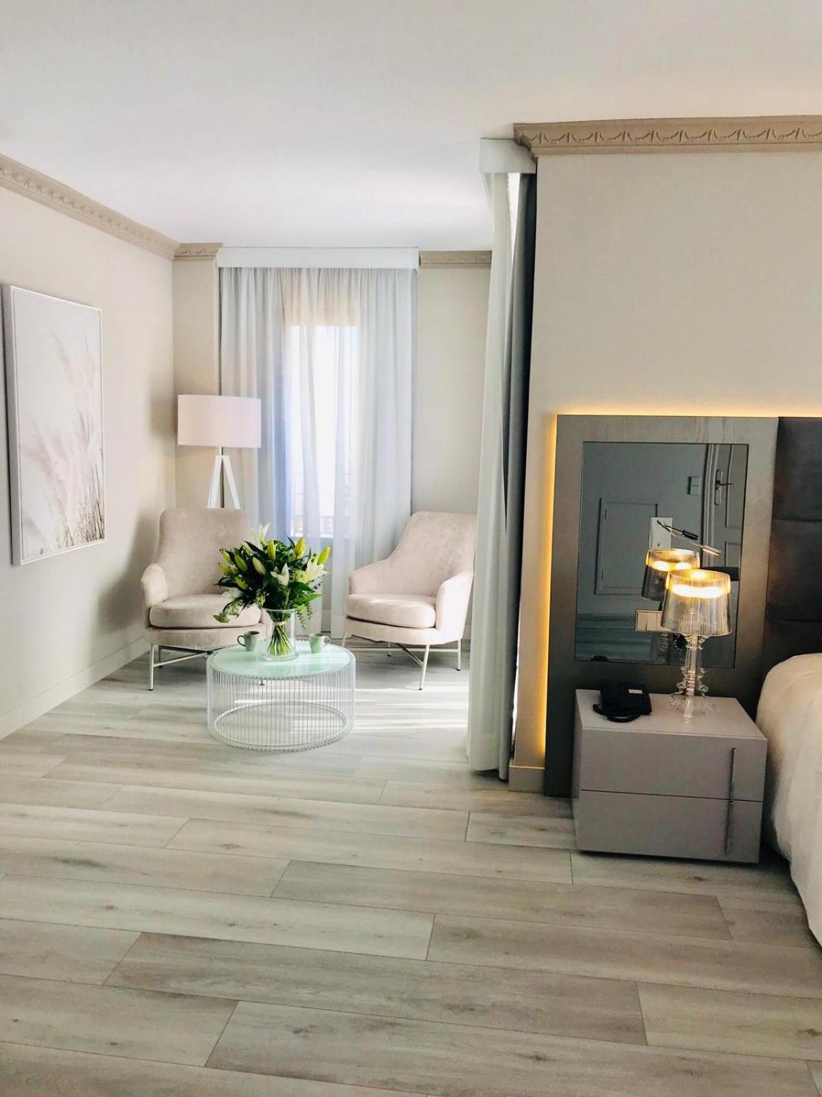 Executive Suite - Photo 11