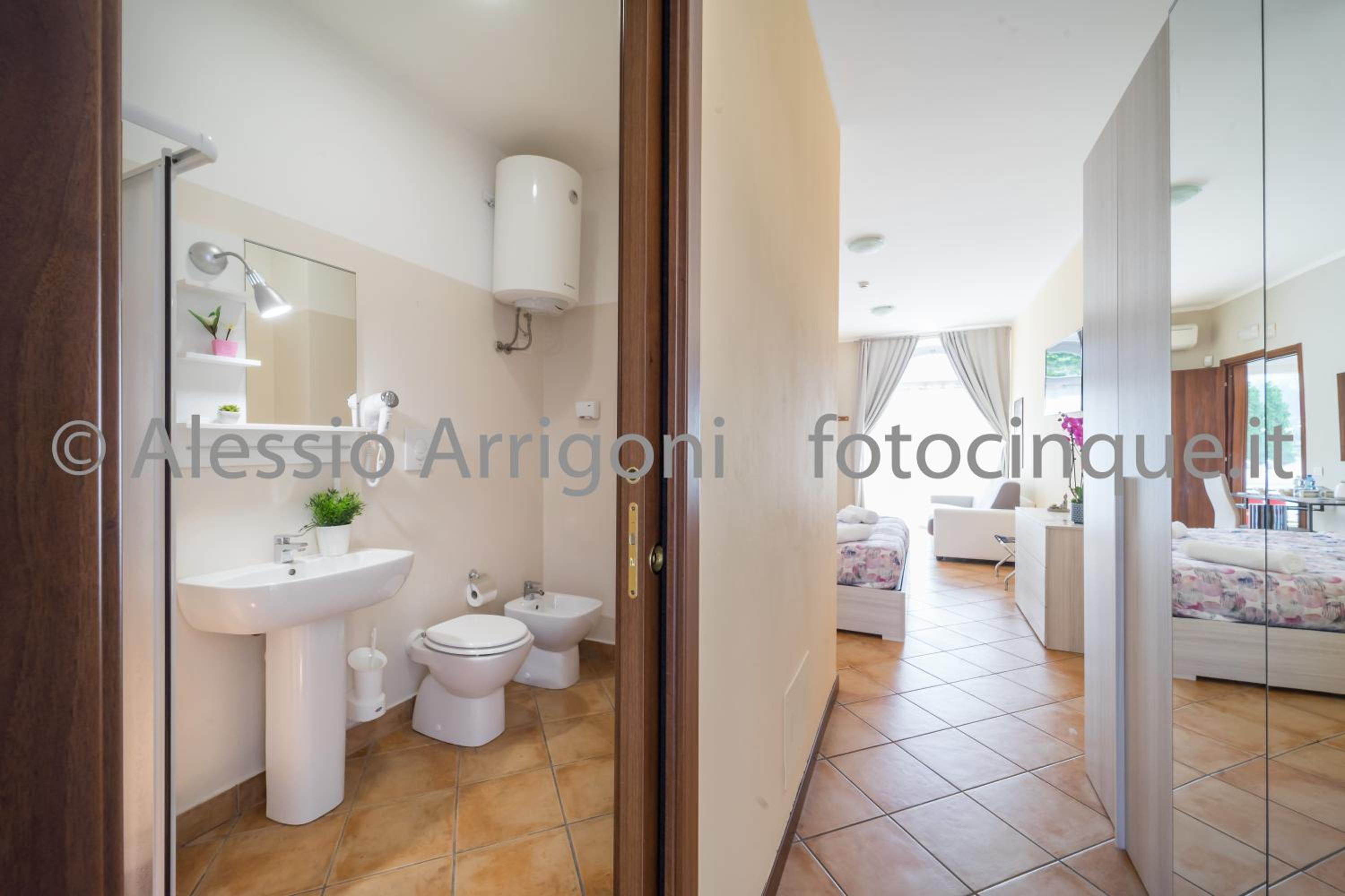 Double Room with Lake View - Photo 6