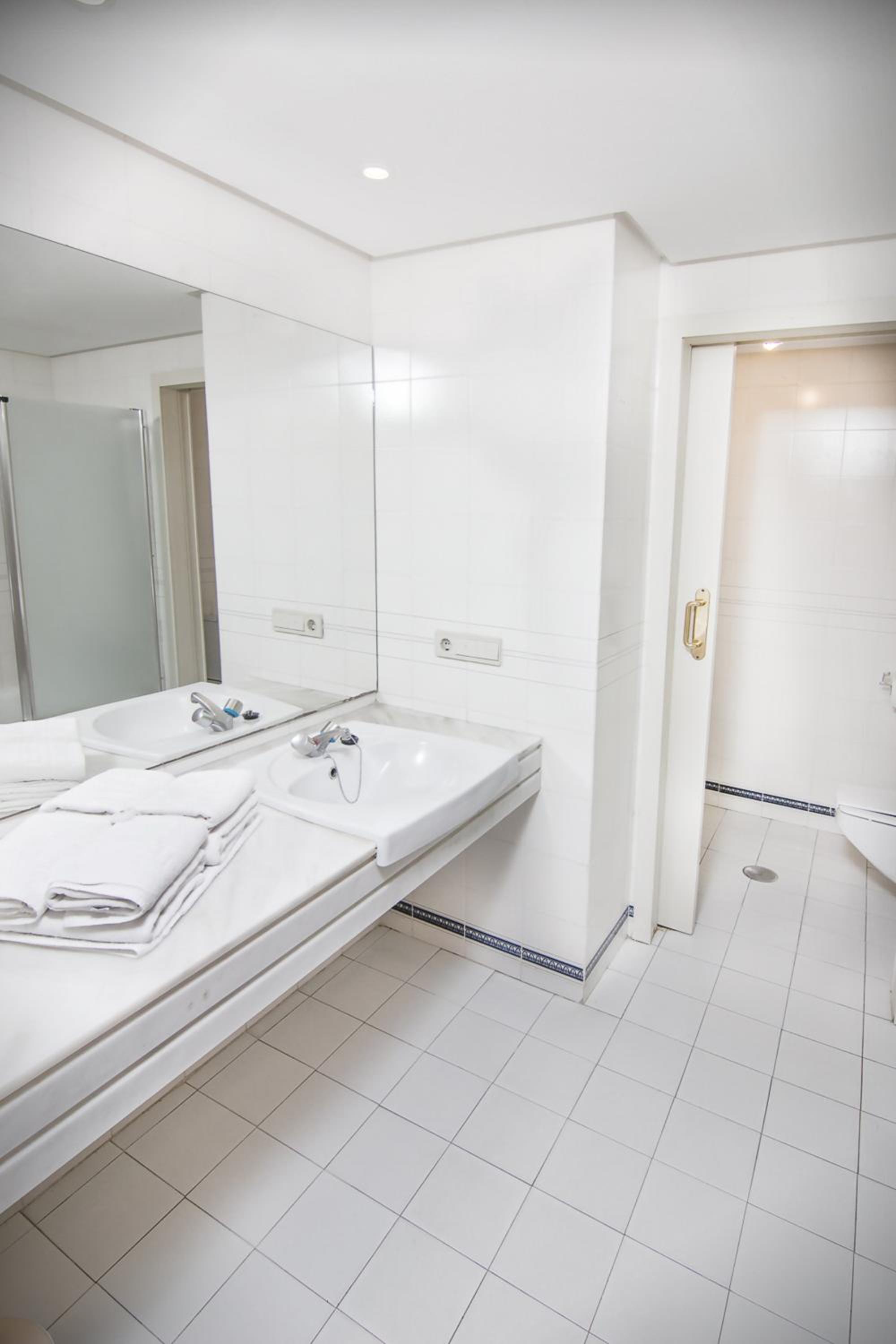 Two-Bedroom Apartment (4 Adults) - Photo 3
