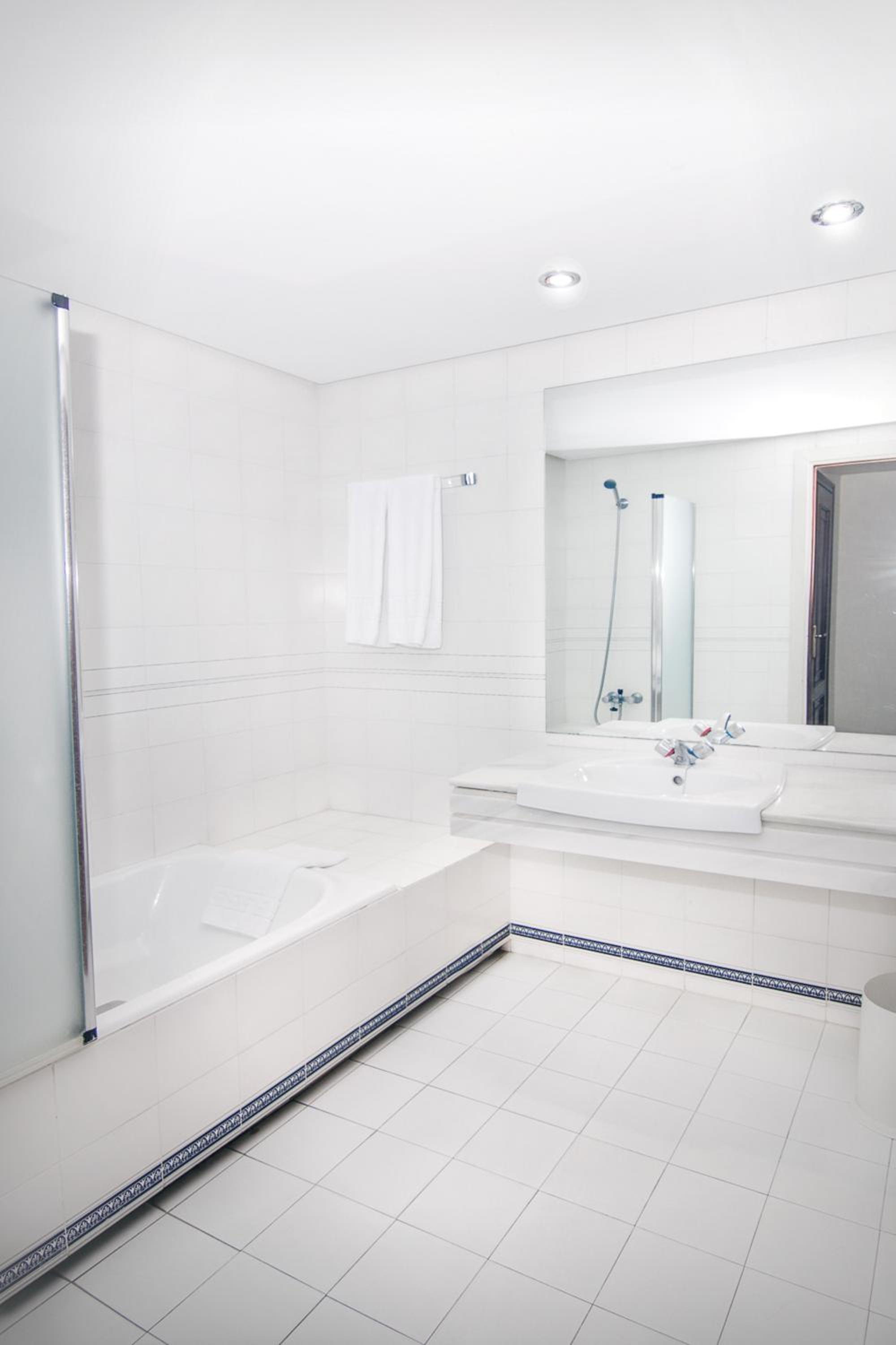 Two-Bedroom Apartment with Sea View (4 Adults) - Photo 2