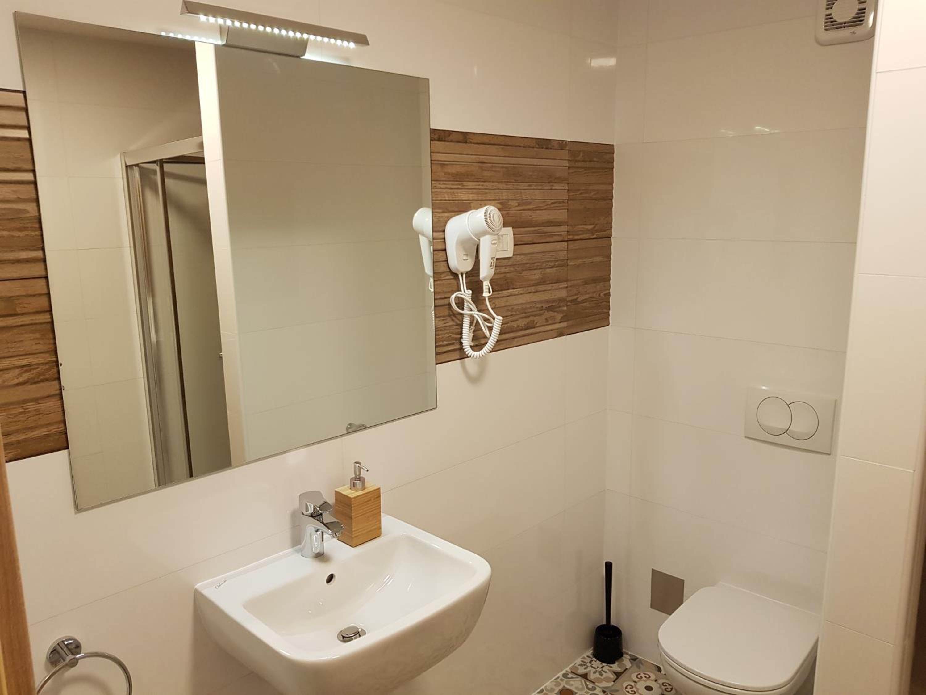 Double Room - Photo 10