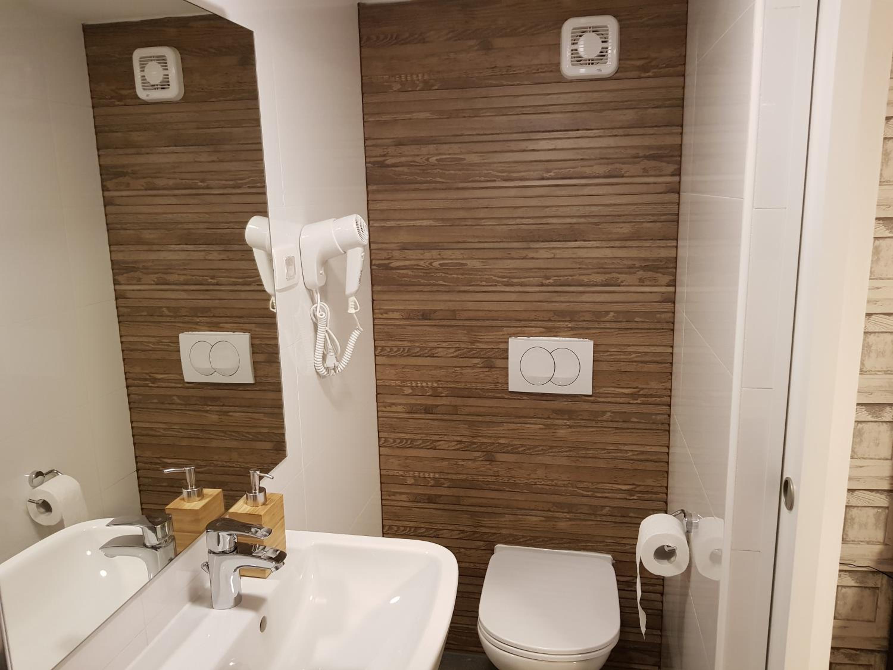 Quadruple Room - Photo 5