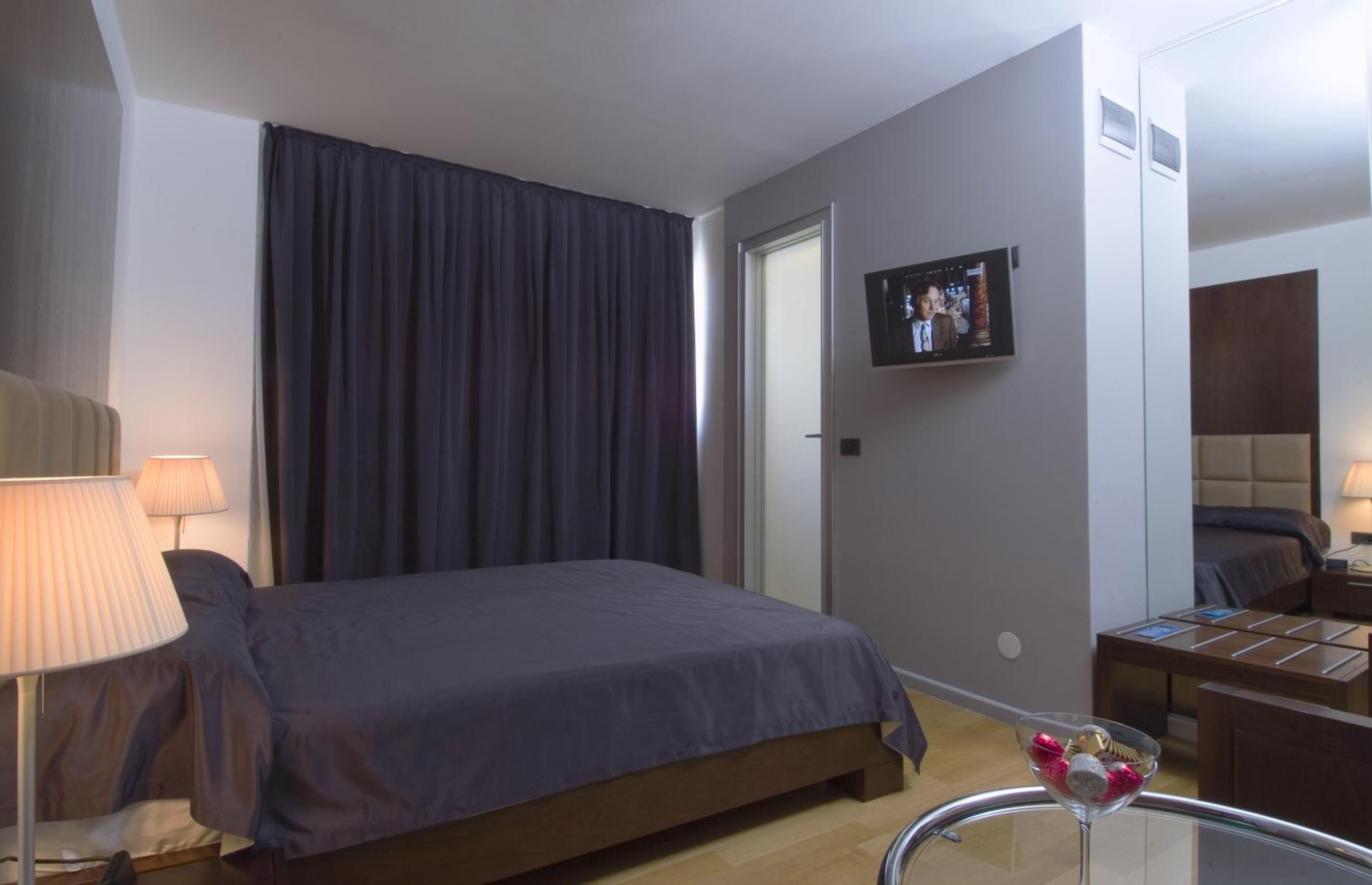 Superior Double or Twin Room - Main Building photo 2