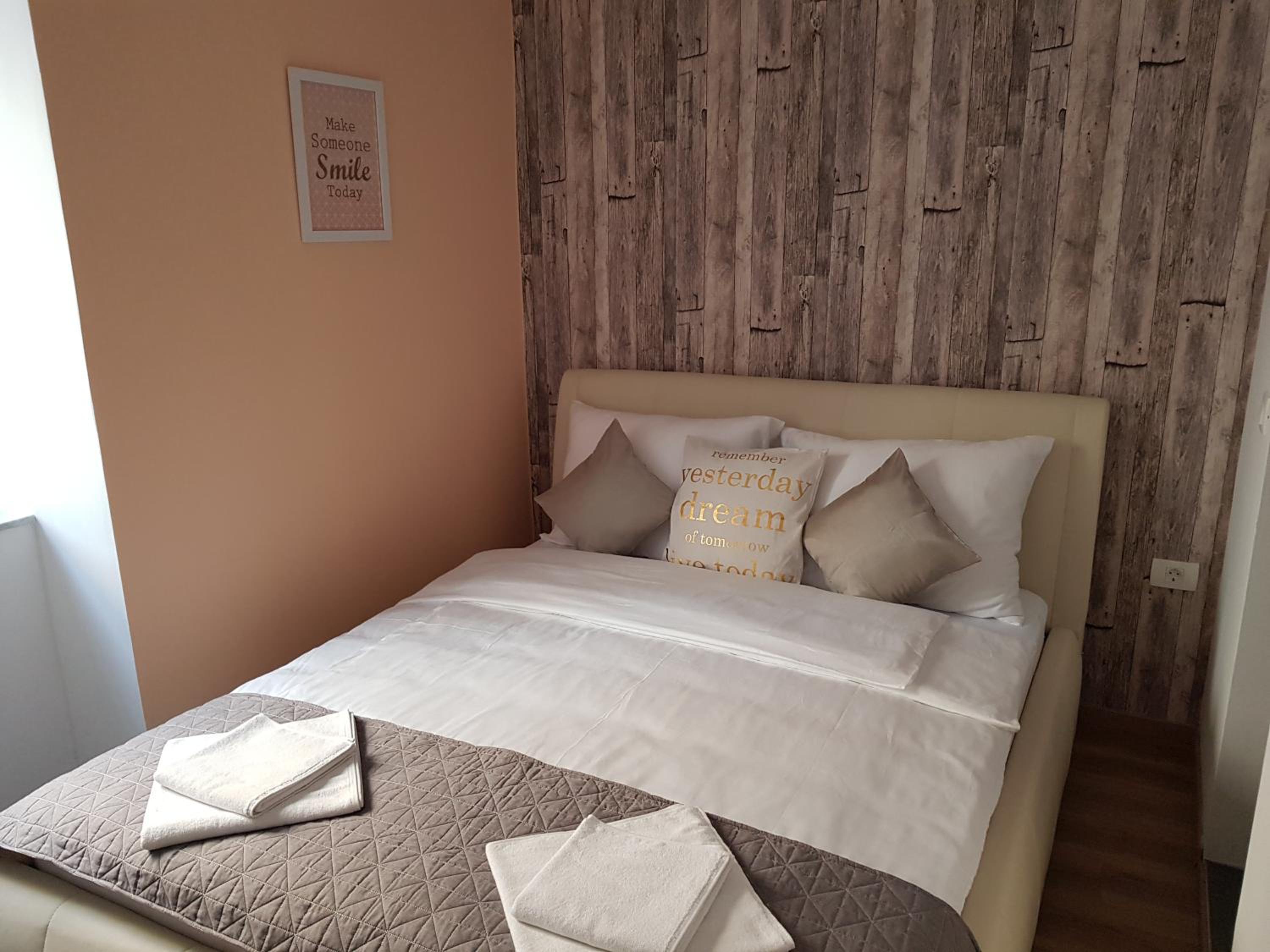 Double Room - Photo 7