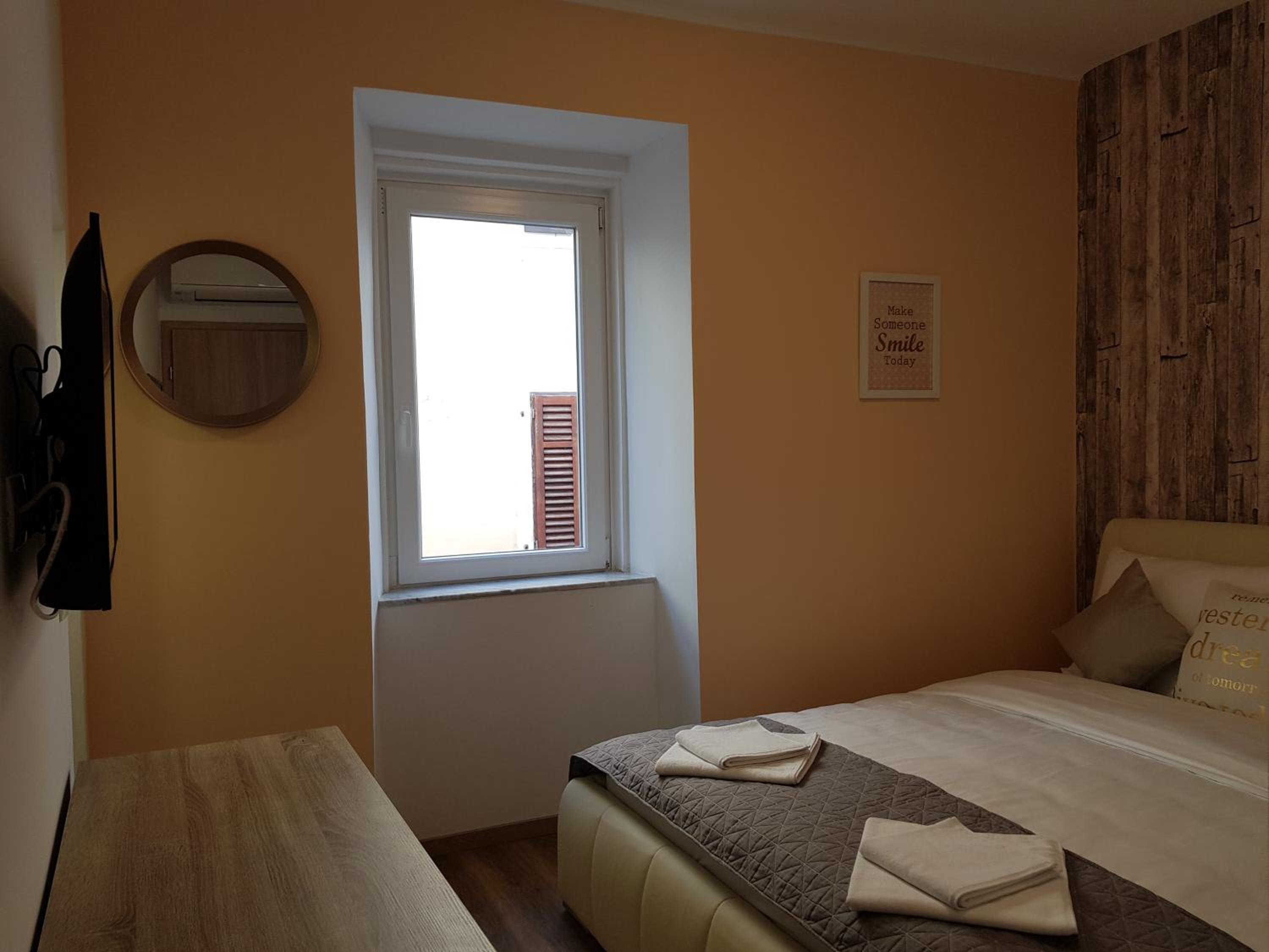 Double Room - Photo 5